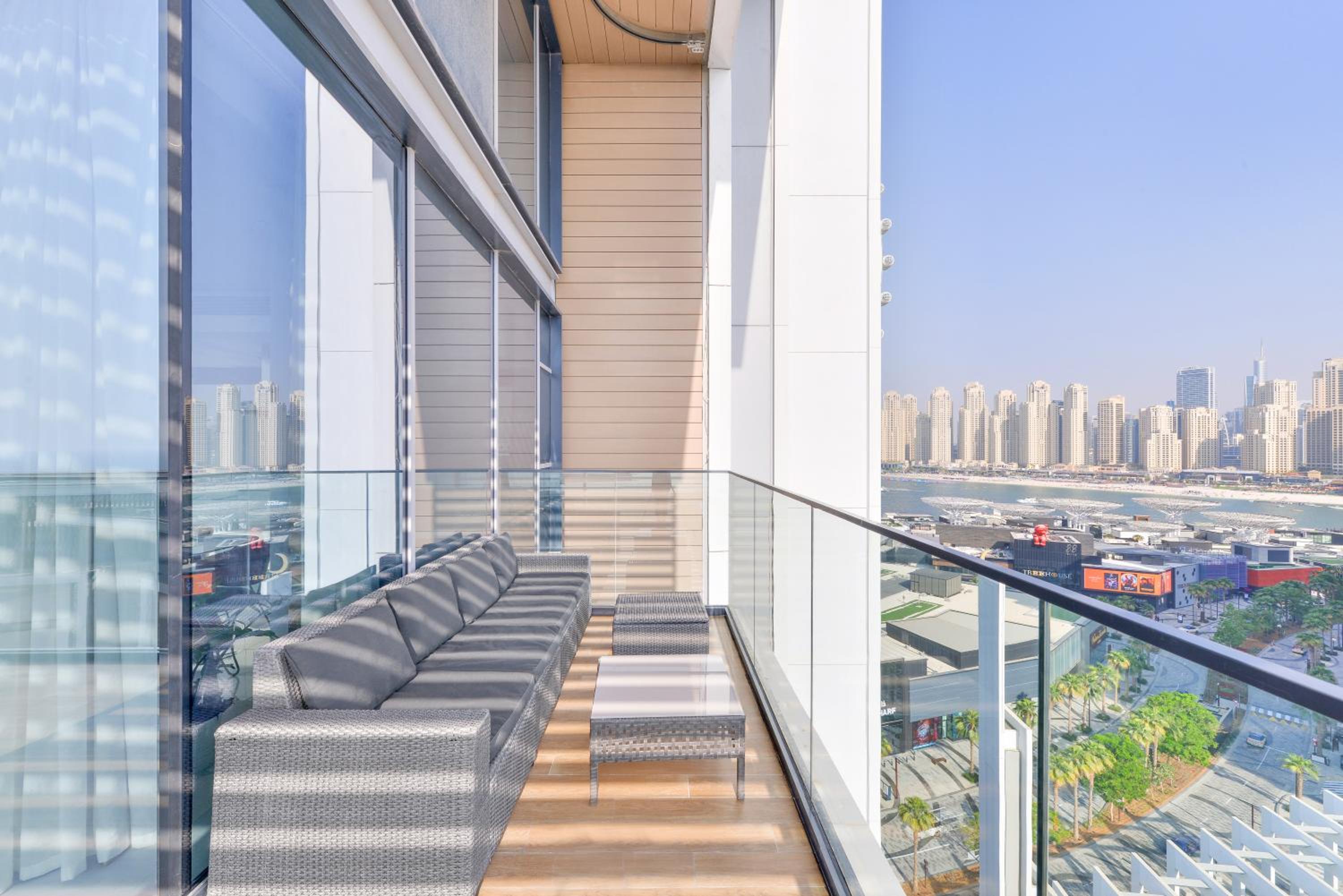 Luxe 3 BR Oceanfront Apt with maids room in the heart of Bluewaters Island