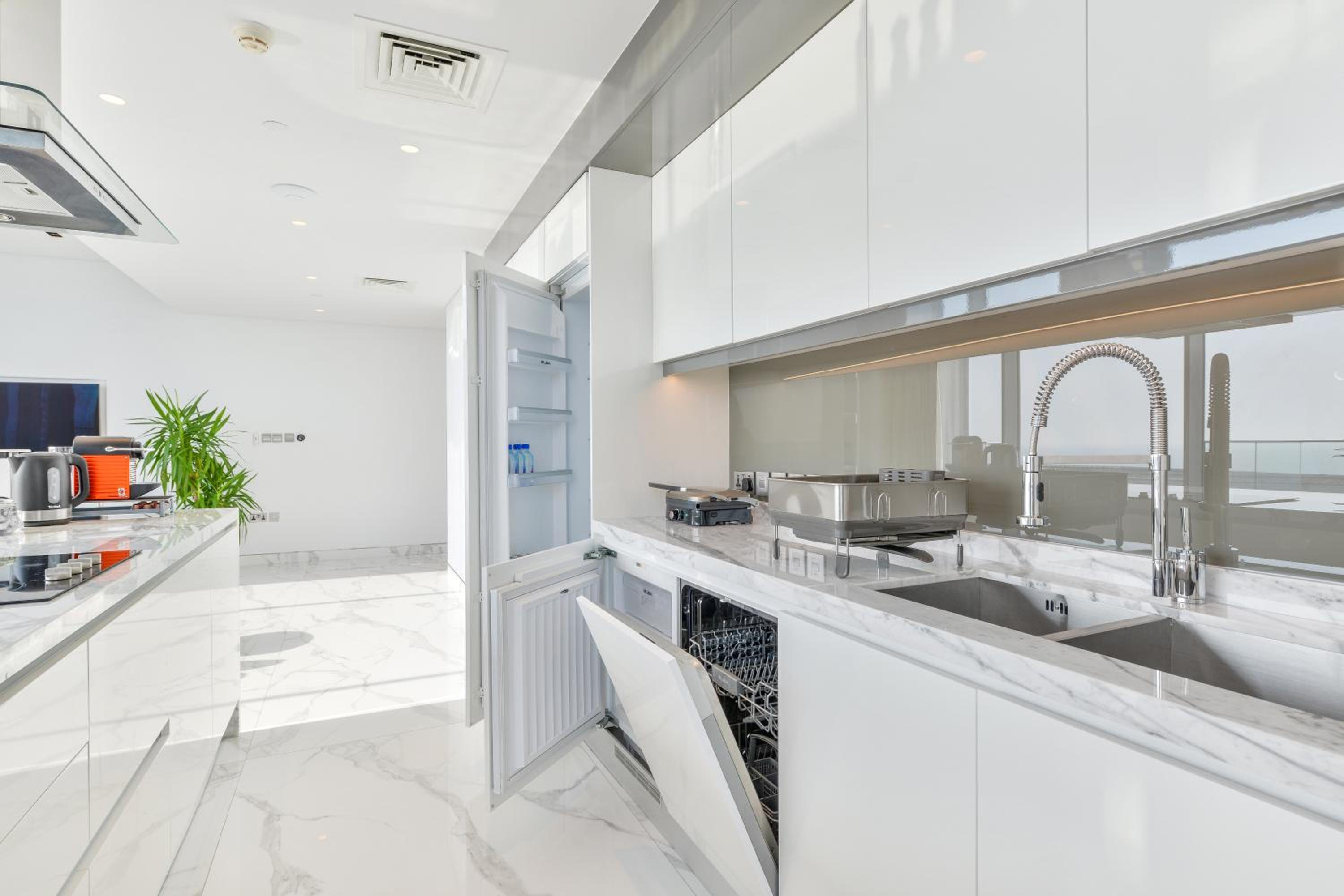 Luxe 3 BR Oceanfront Apt with maids room in the heart of Bluewaters Island