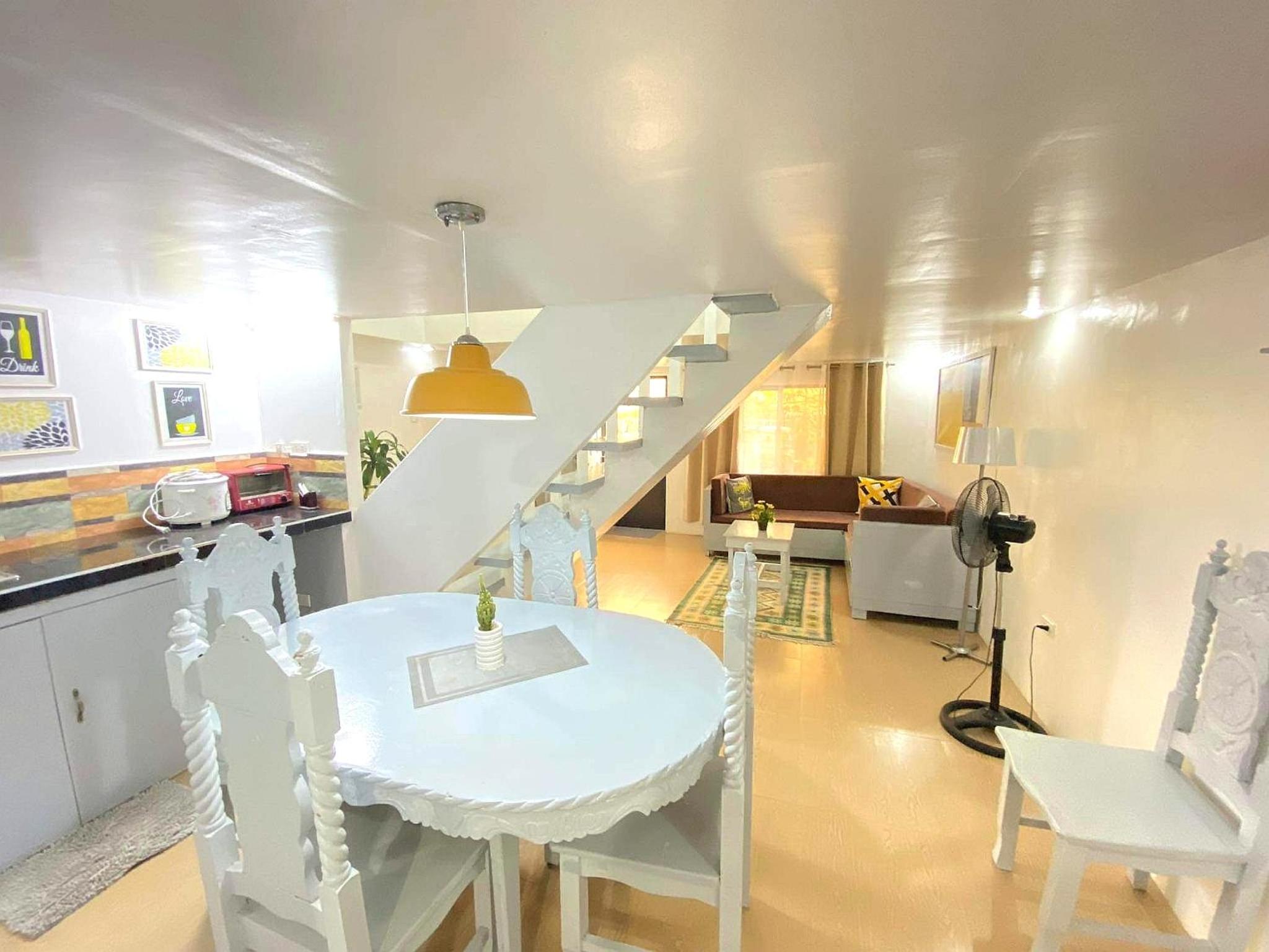 Charming Modern 2-Bedroom Apartment, Olongapo City Center