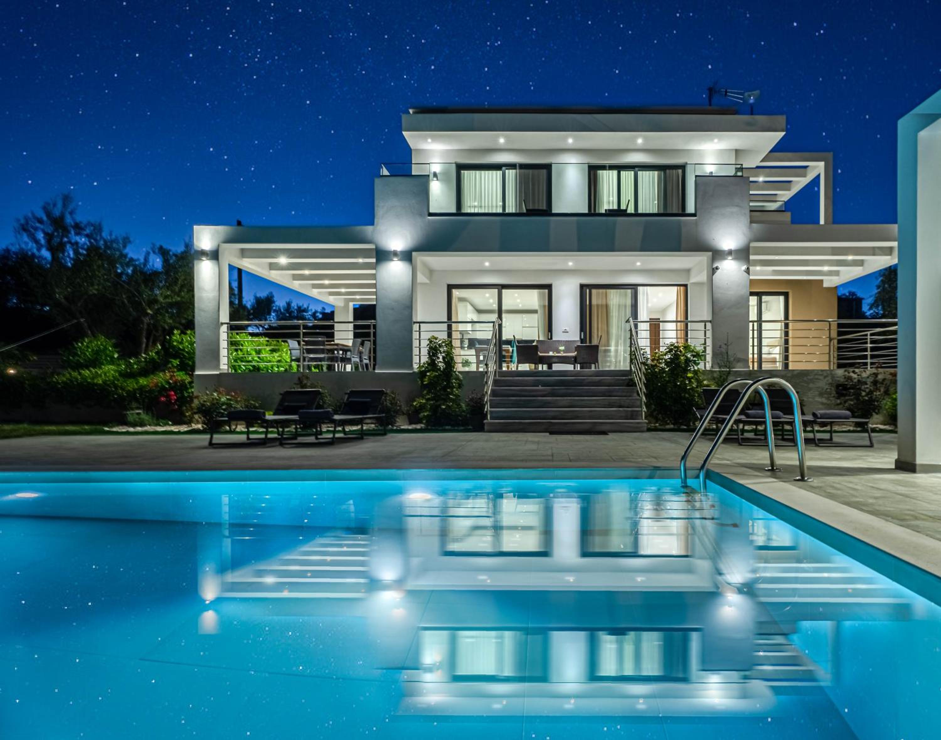 Hotel Johnny's White Luxury Villa - Image 1