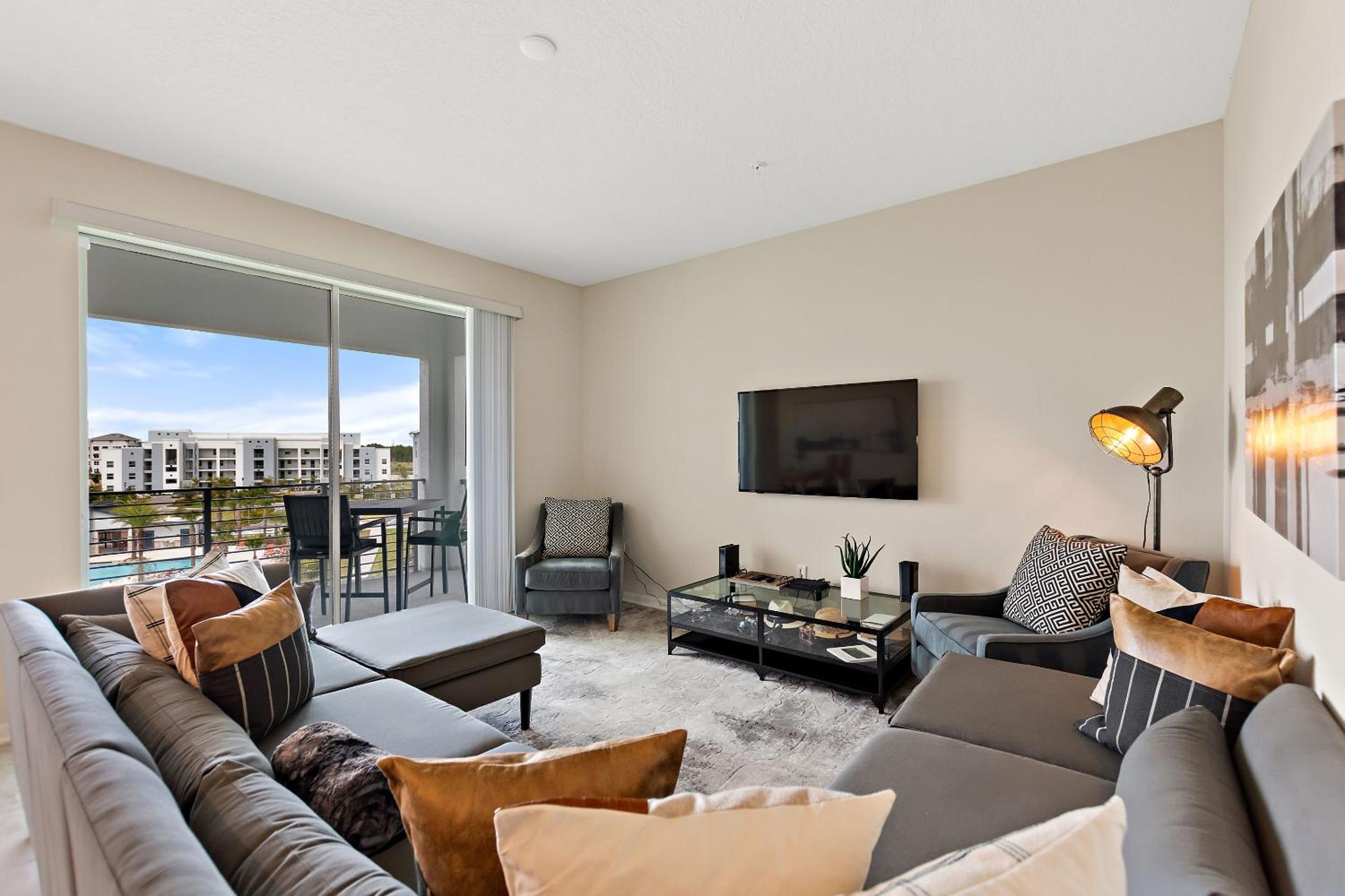 Mad Hatter Storey Lake by Shine Villas, 827 apts