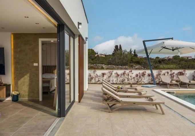 Villa Coralis With Heated Pool