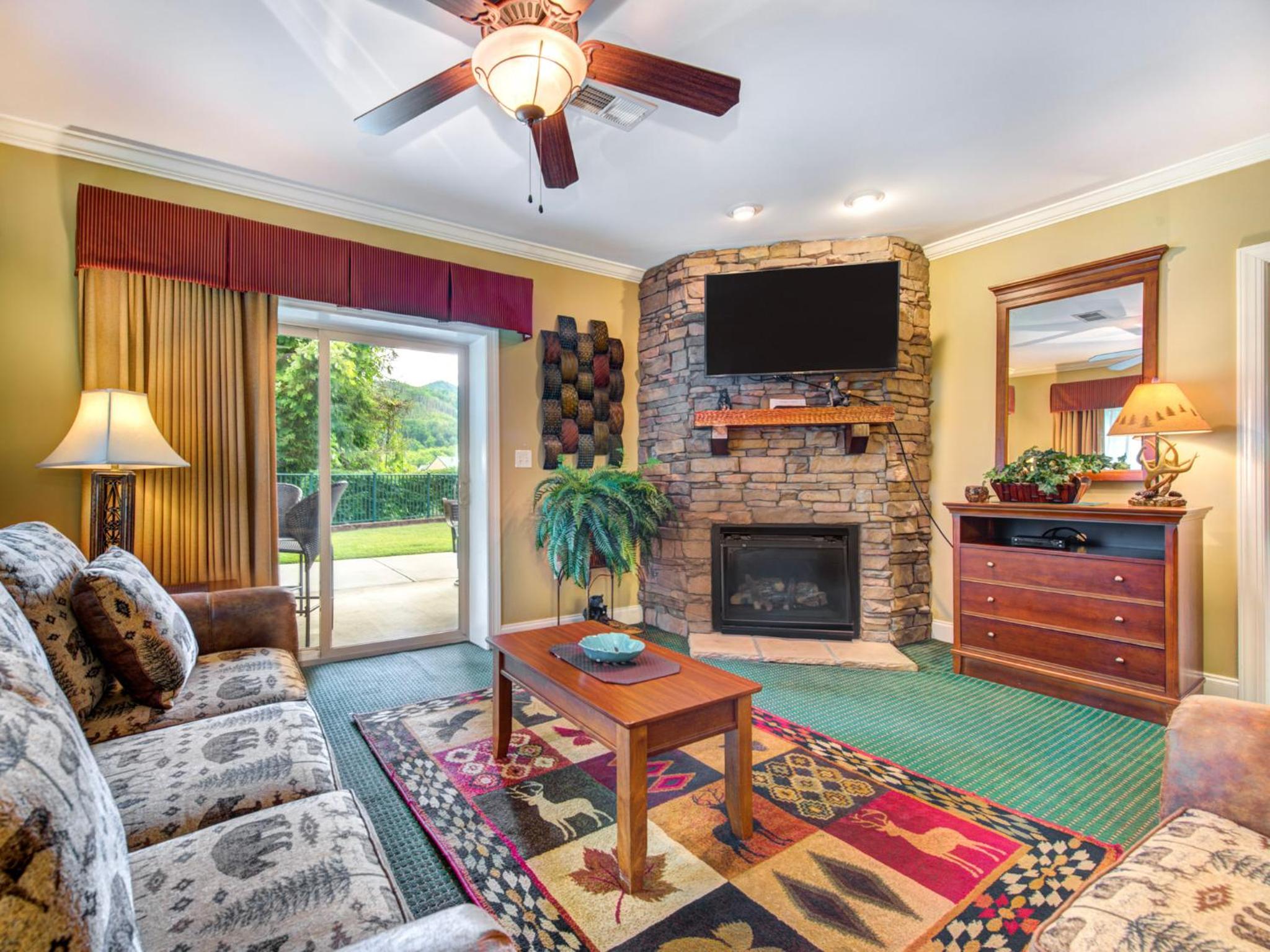 City Bear, 2BR, Pool, Spa, Downtown Gatlinburg, Sleeps 6