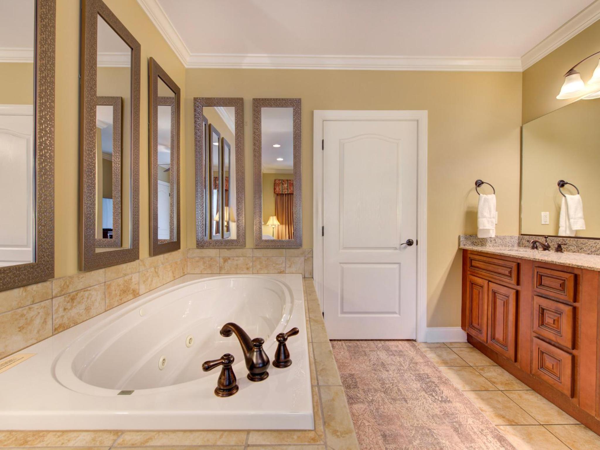 City Bear, 2BR, Pool, Spa, Downtown Gatlinburg, Sleeps 6
