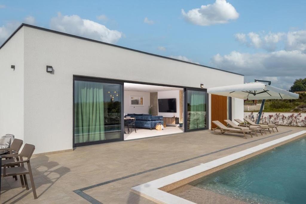 Villa Coralis With Heated Pool