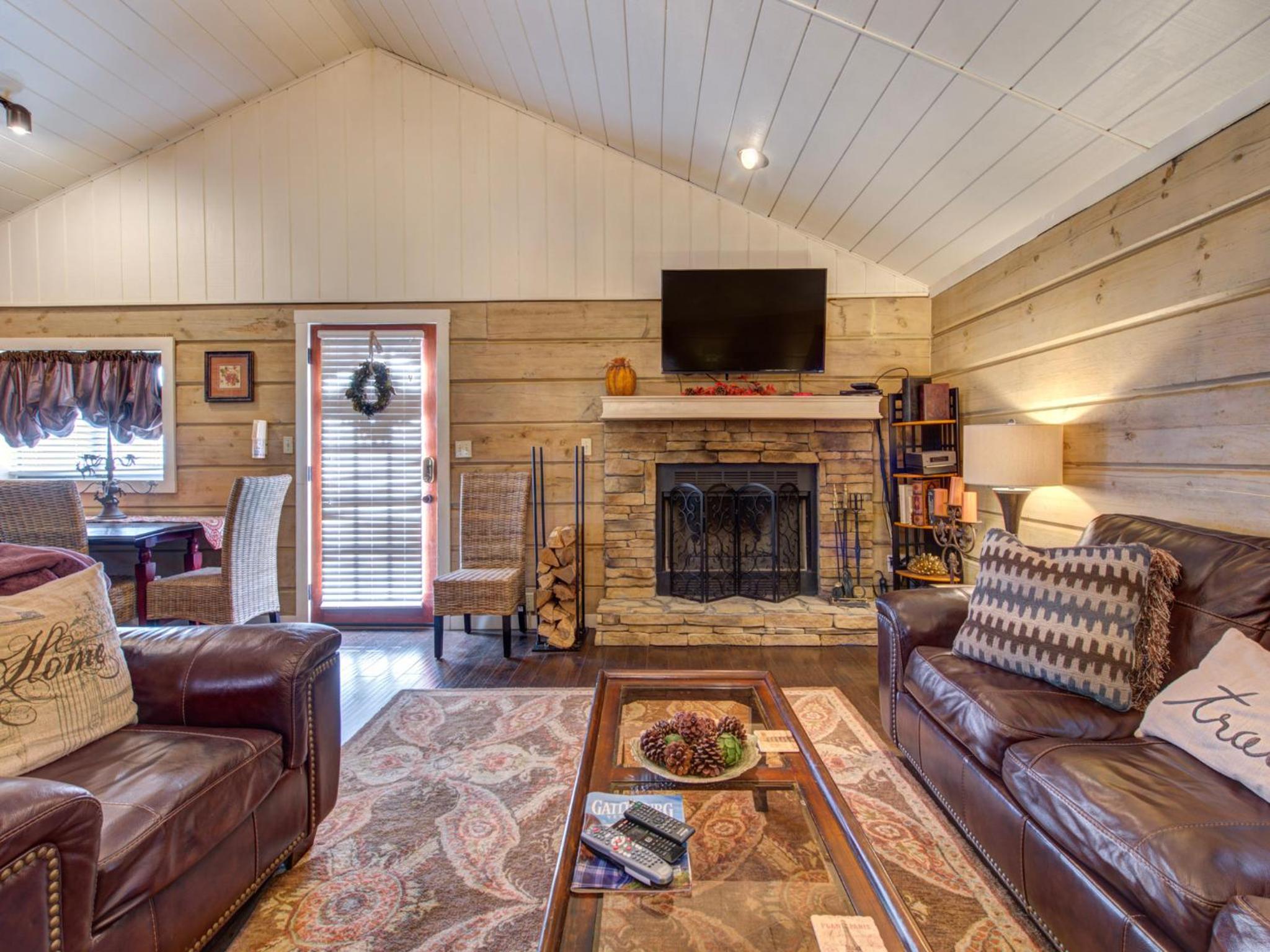 Seclusion Retreat, 1 Bedroom, Fireplace, Hot Tub, Sleeps 4