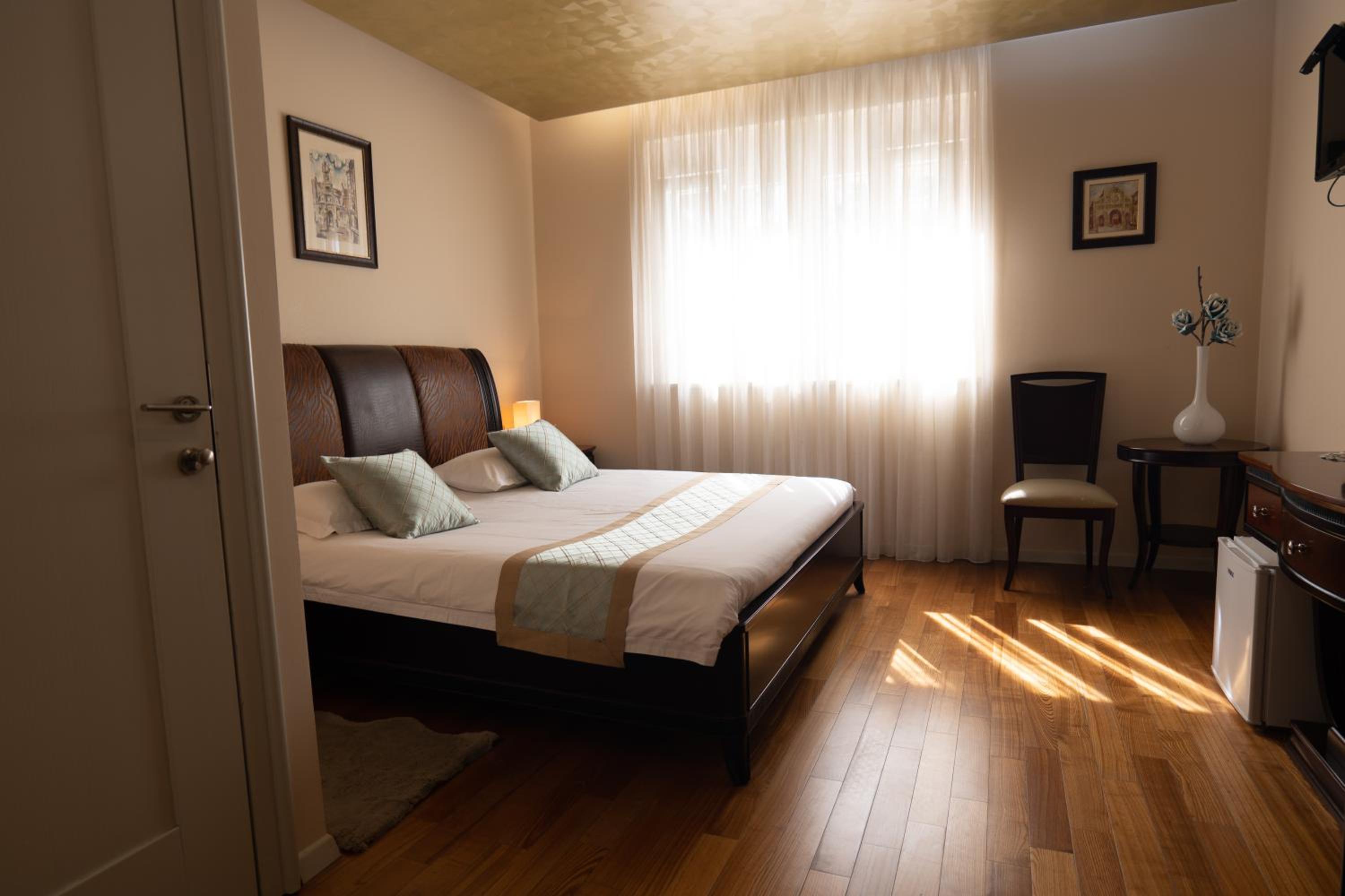 Scallop Regent Rooms