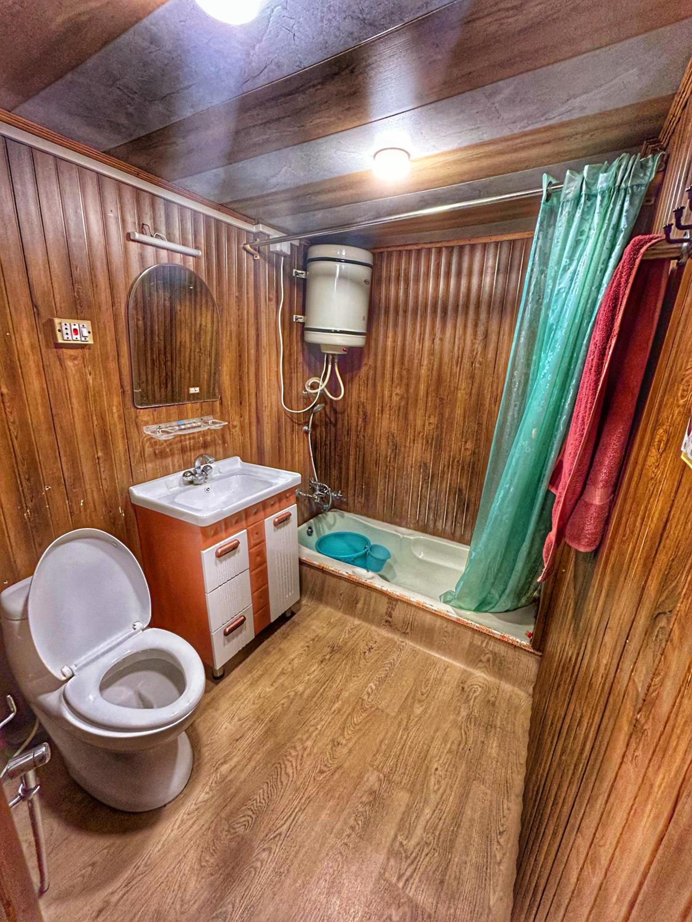 EXOTIC YOUNG SHREEN HOUSEBOAT