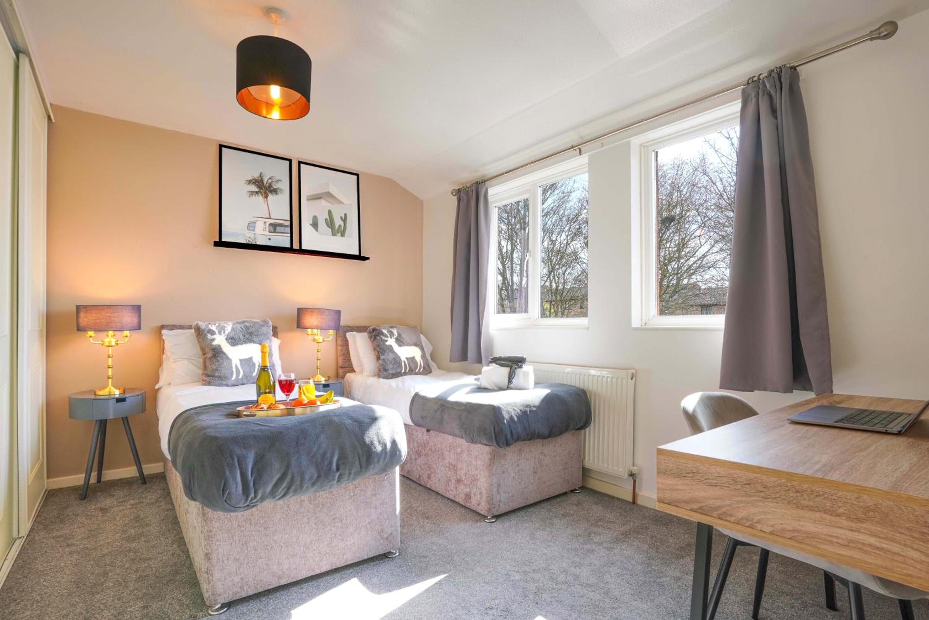 Central MK House with Free Parking, Fast Wifi, and Smart TV with Xbox, Sky TV Packages and Netflix by Yoko Property view 4