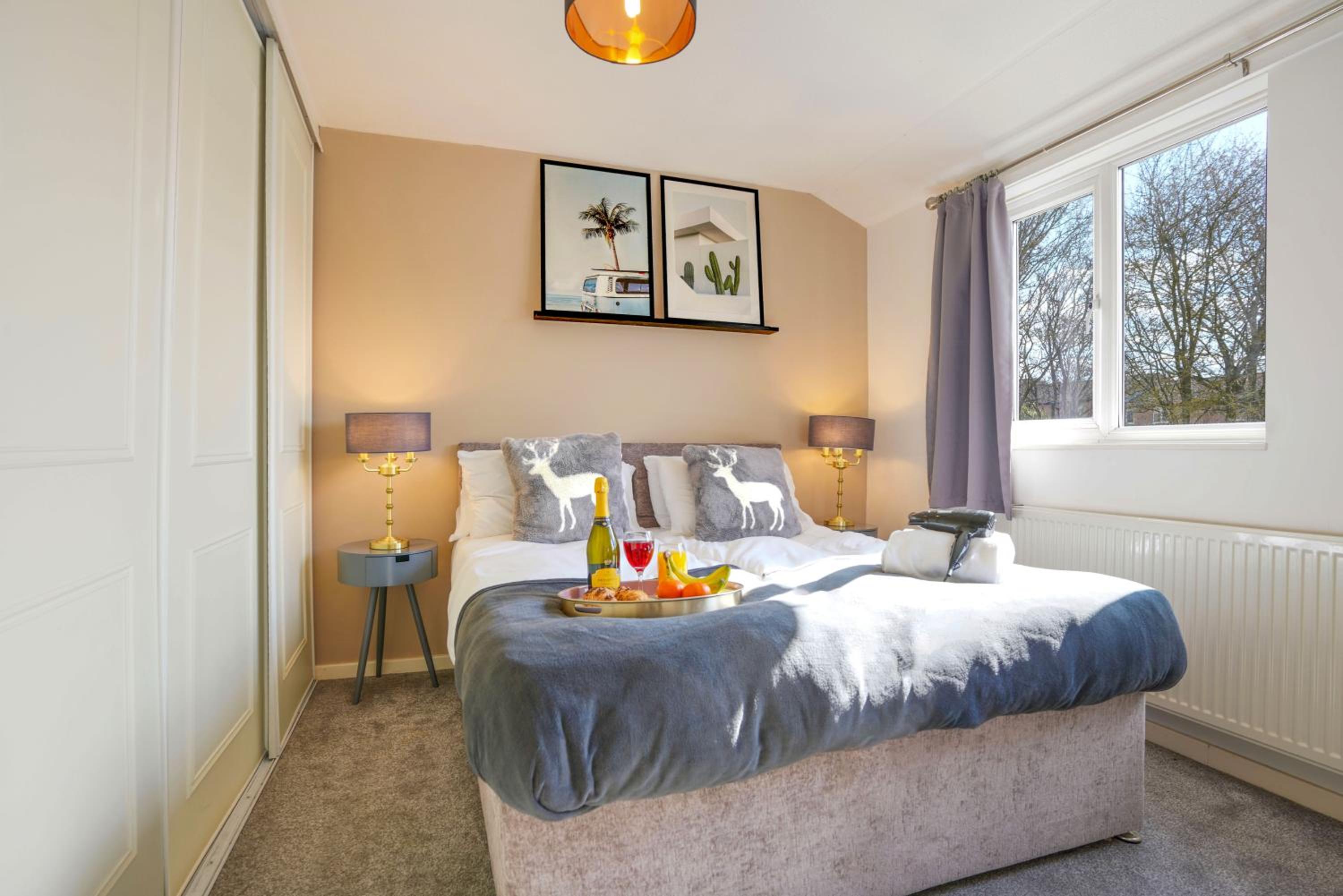 Central MK House with Free Parking, Fast Wifi, and Smart TV with Xbox, Sky TV Packages and Netflix by Yoko Property view 5