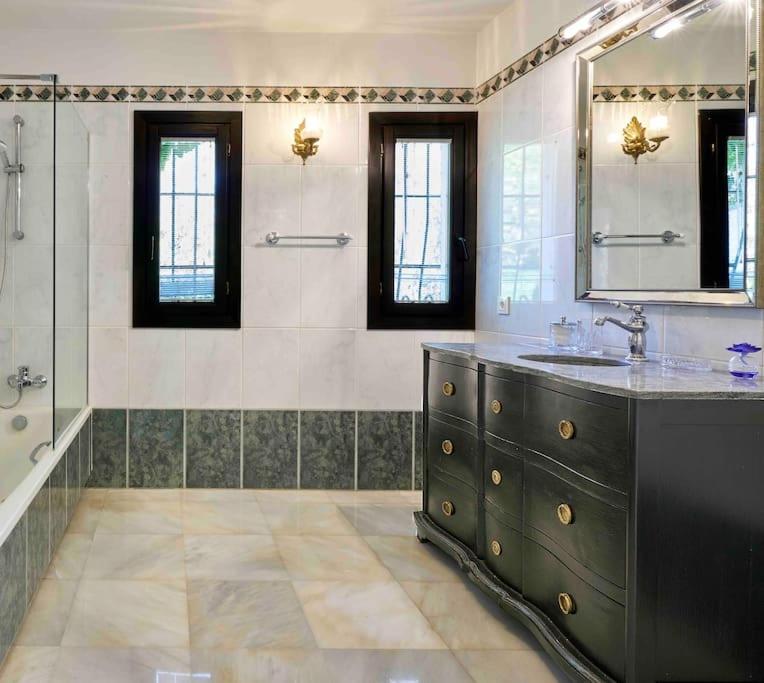 Villa Dos Palomas on the Golden Mile in Marbella photo 5