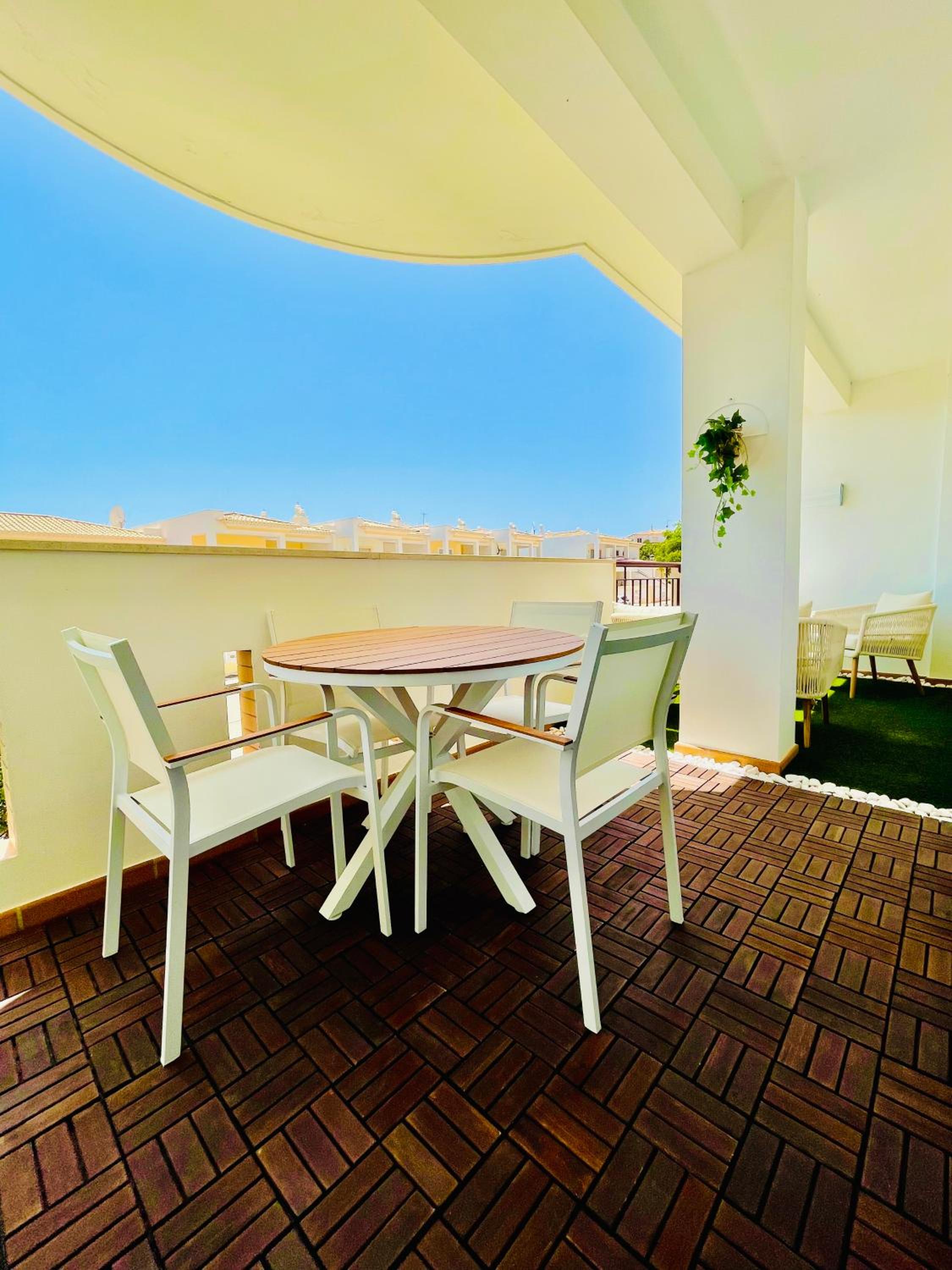 H&H - RARE Chic & Cosy Apartment with wonderful sea views, near to Meia Praia beach and Lagos center