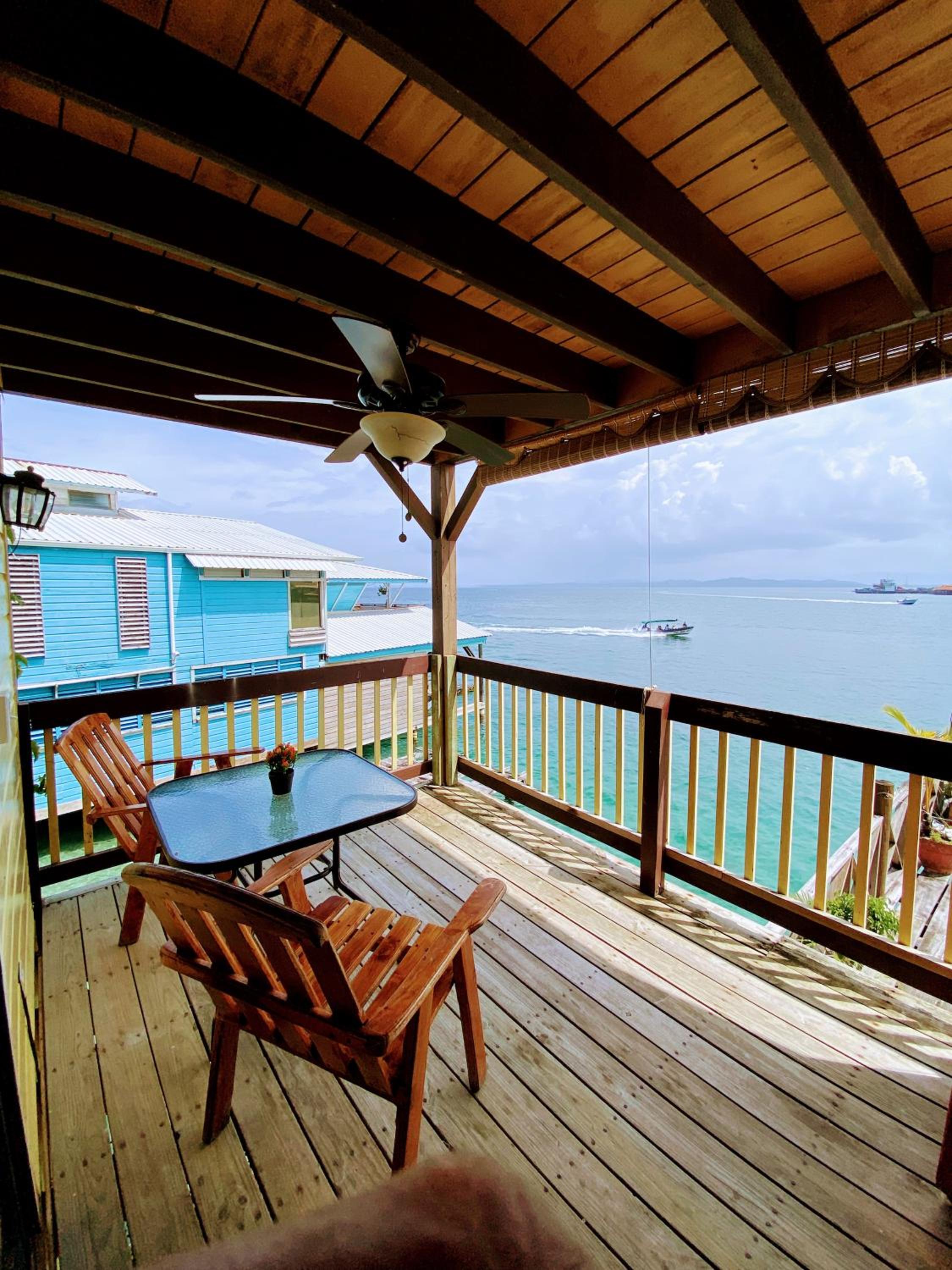 Aqua Lounge Bar & Hostal