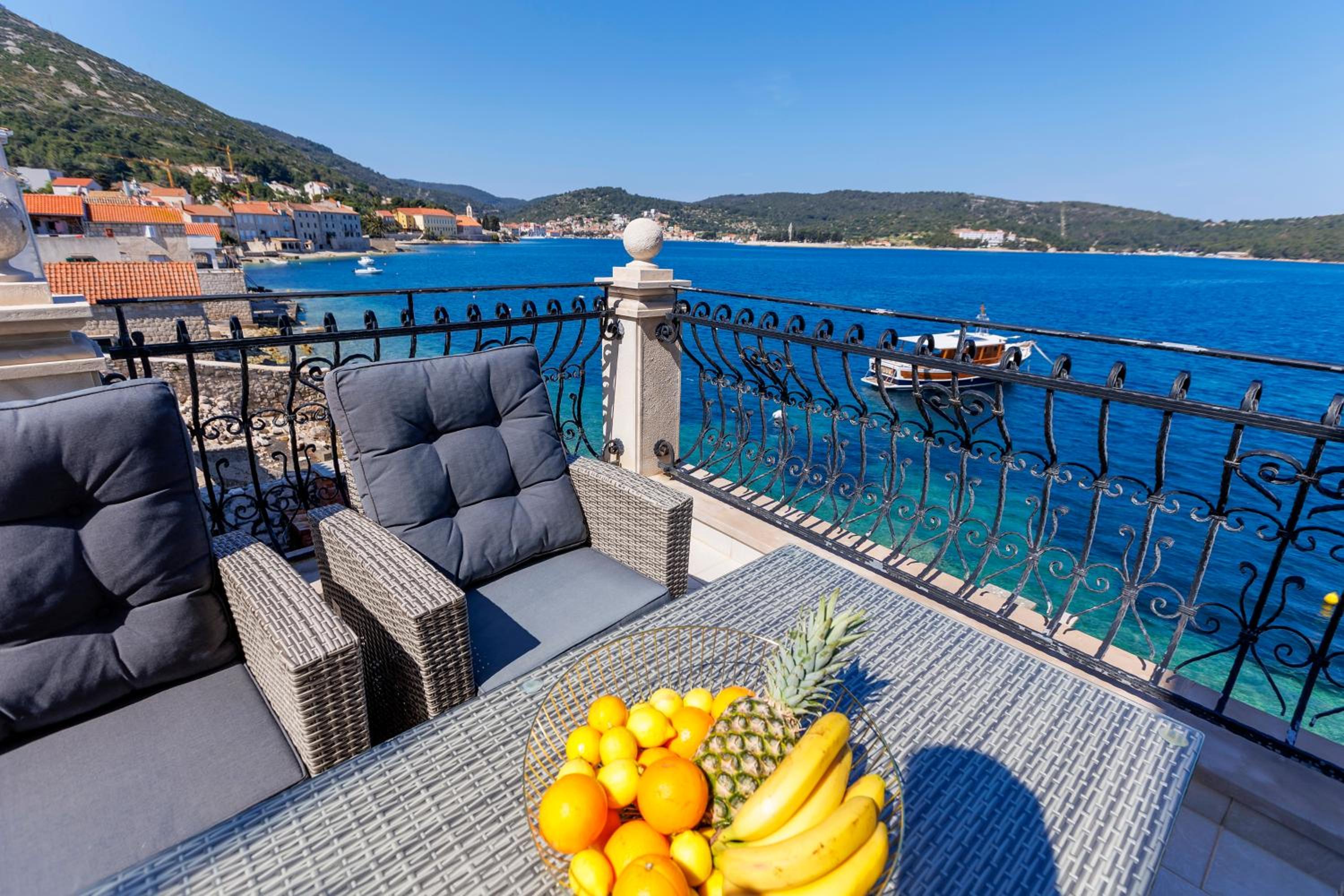 Seafront Apartment For4 view 3