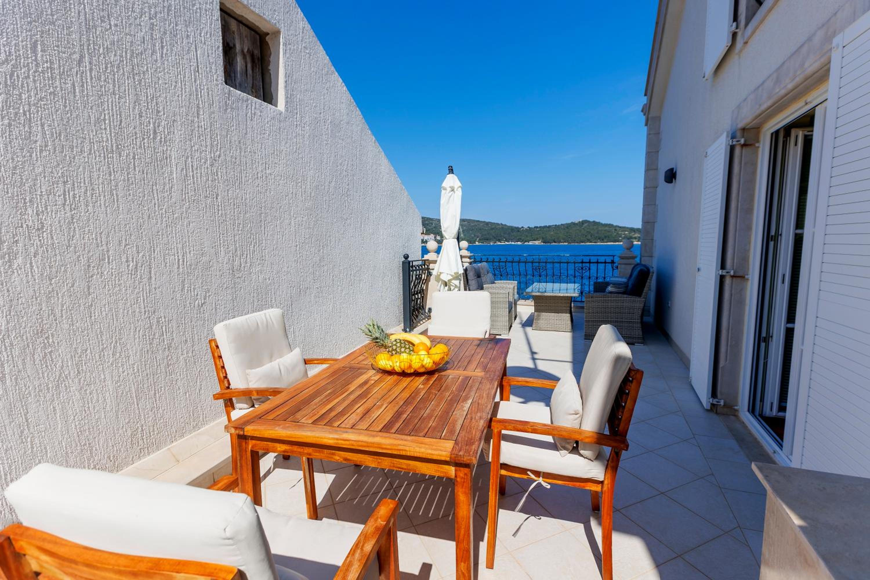 Seafront Apartment For4 view 4