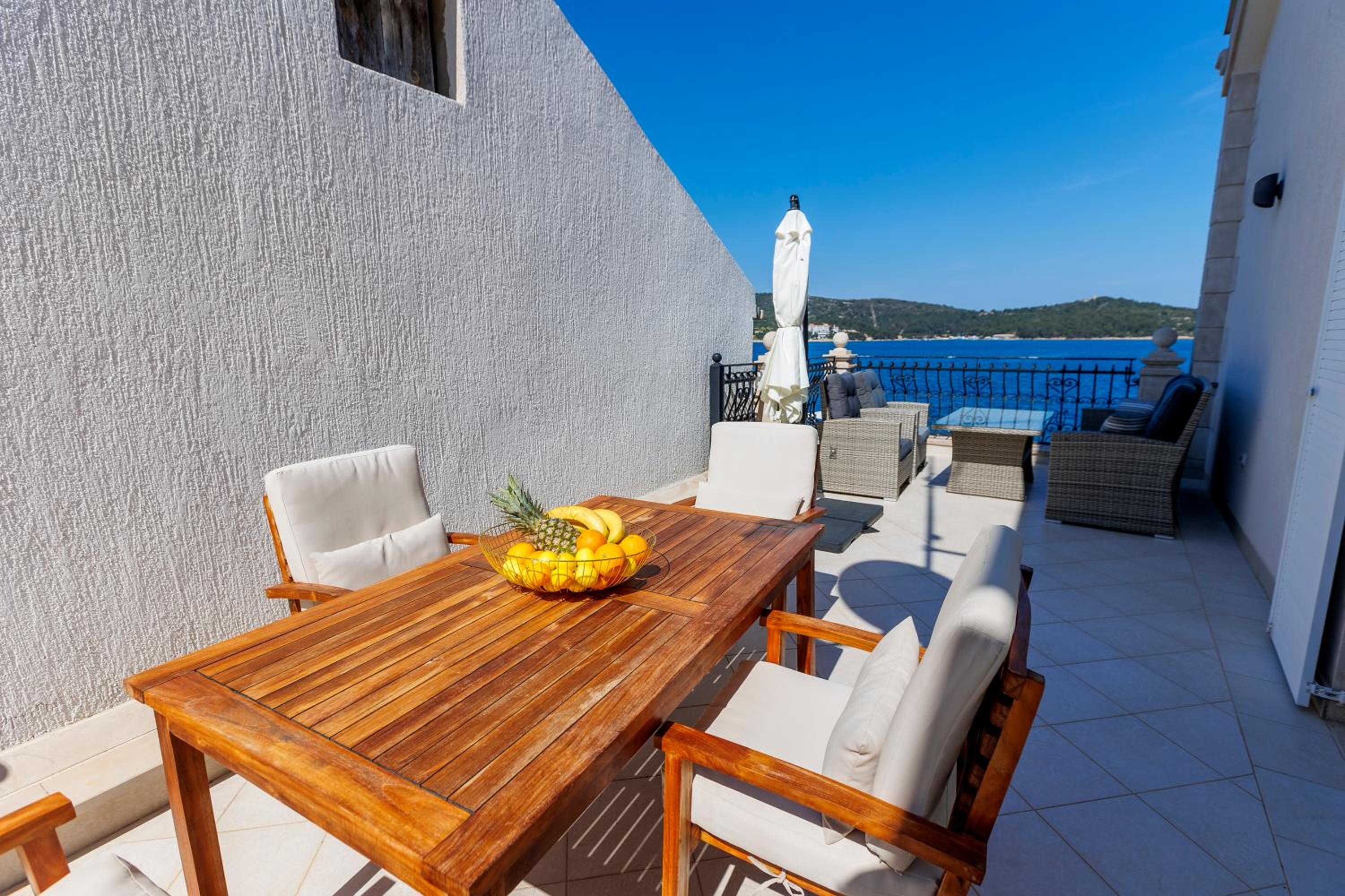 Seafront Apartment For4 view 5