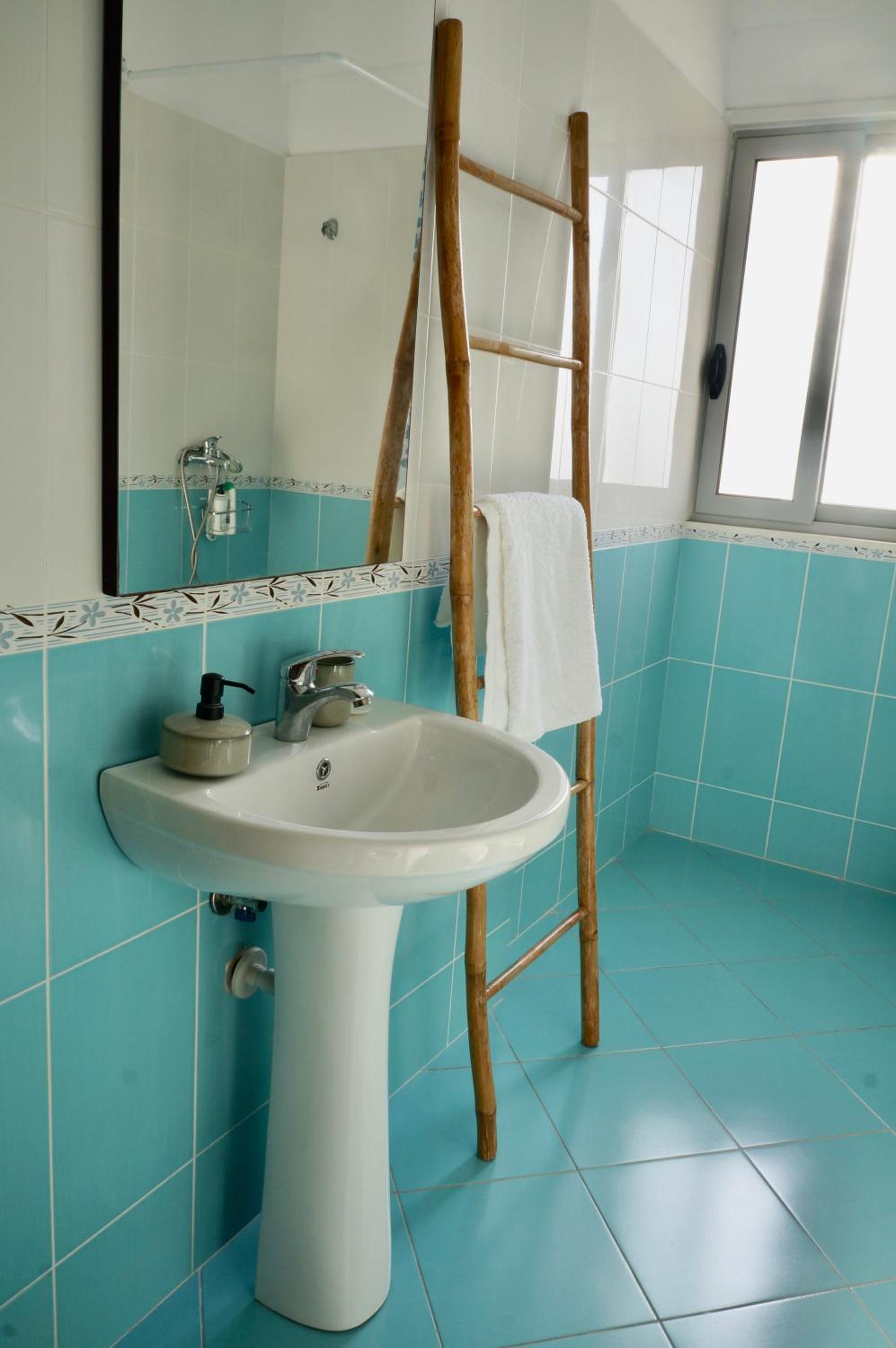 Lovely 2 bedroom condo with free parking