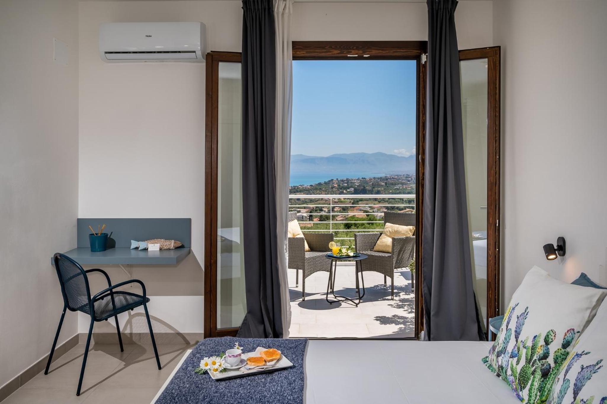 Villa Maria con piscina e vista mare