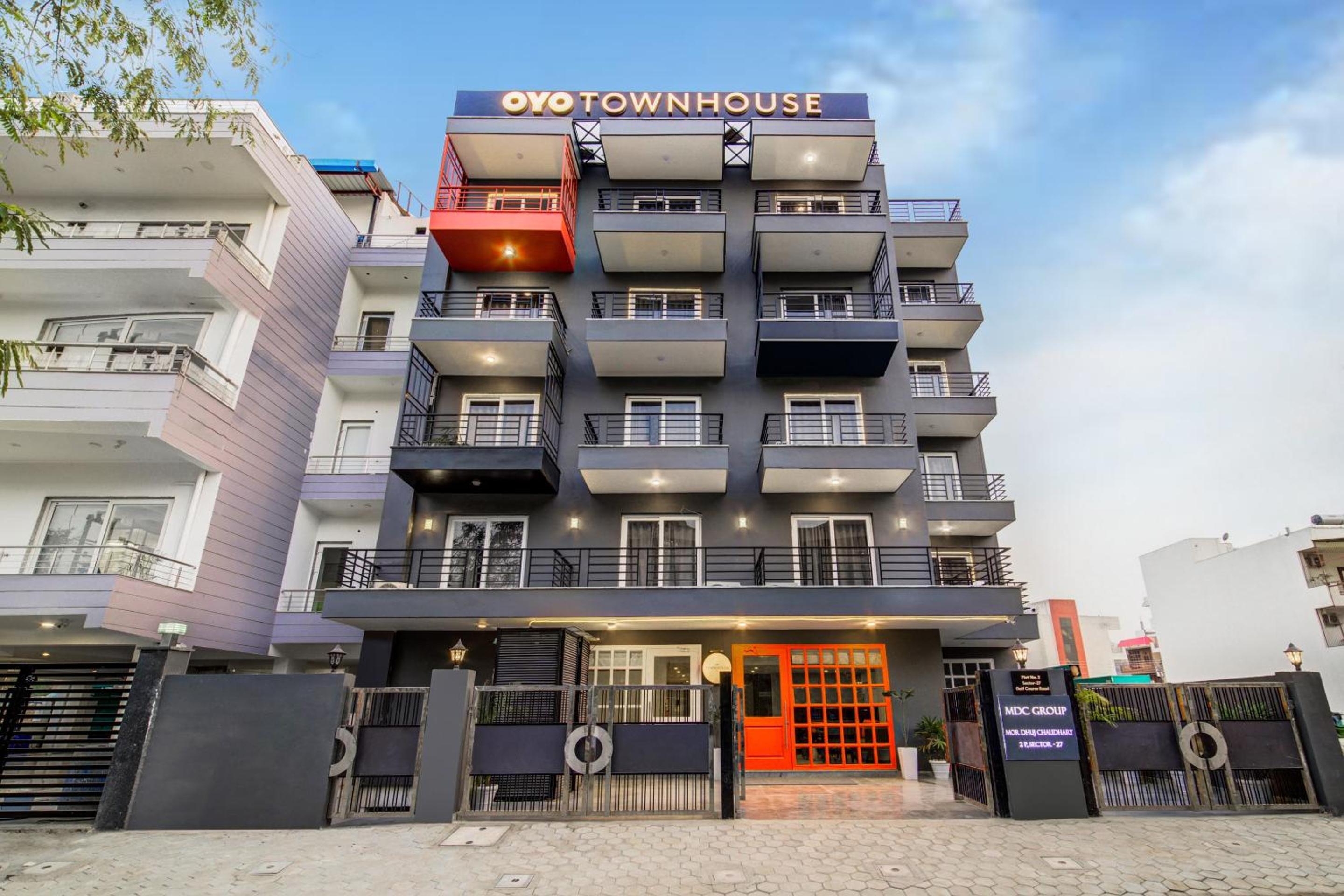 Super OYO Townhouse 101 Golf Course Road