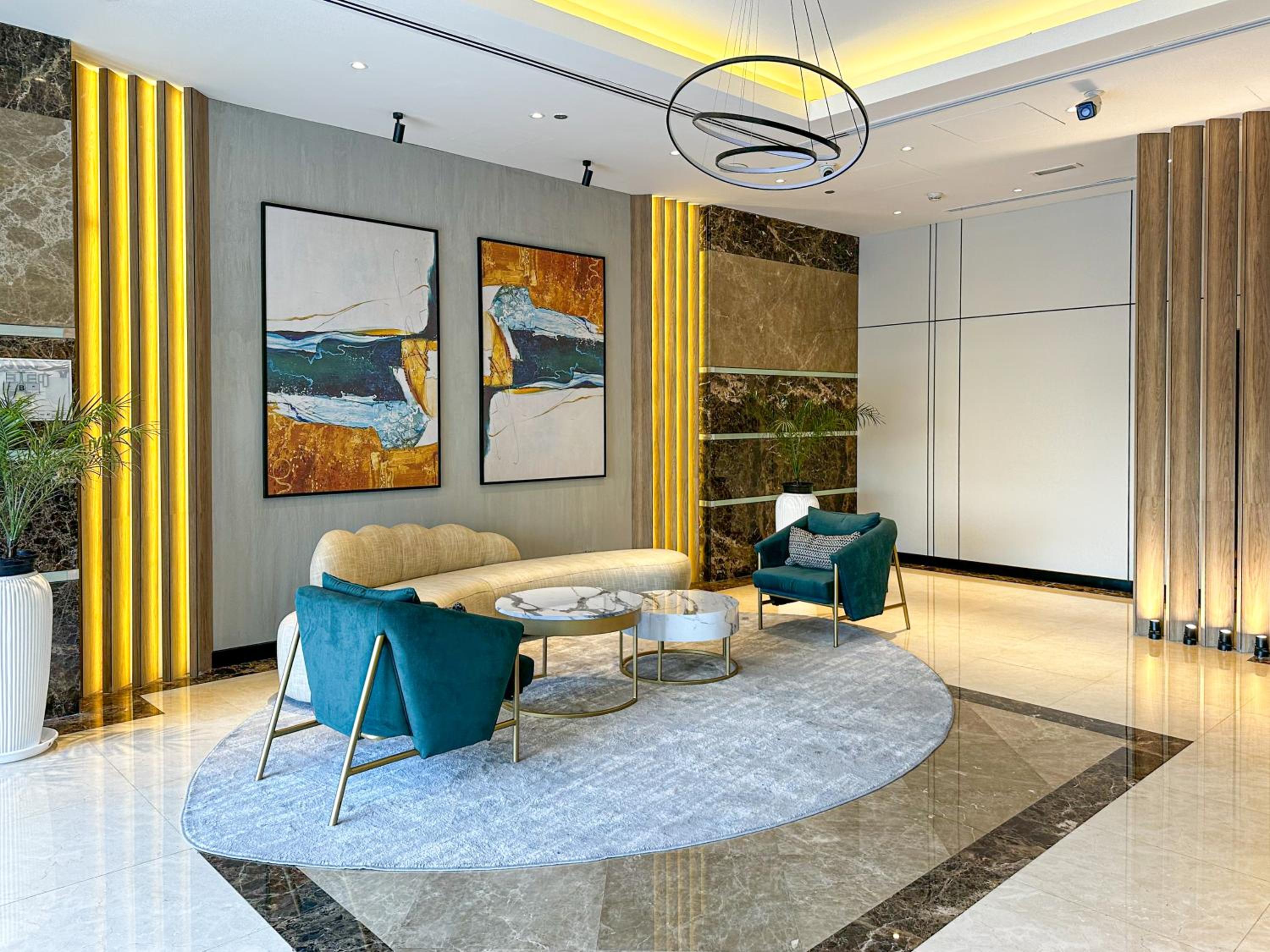 HiGuests - Superb Lake Views from this 2BR Apt in JLT