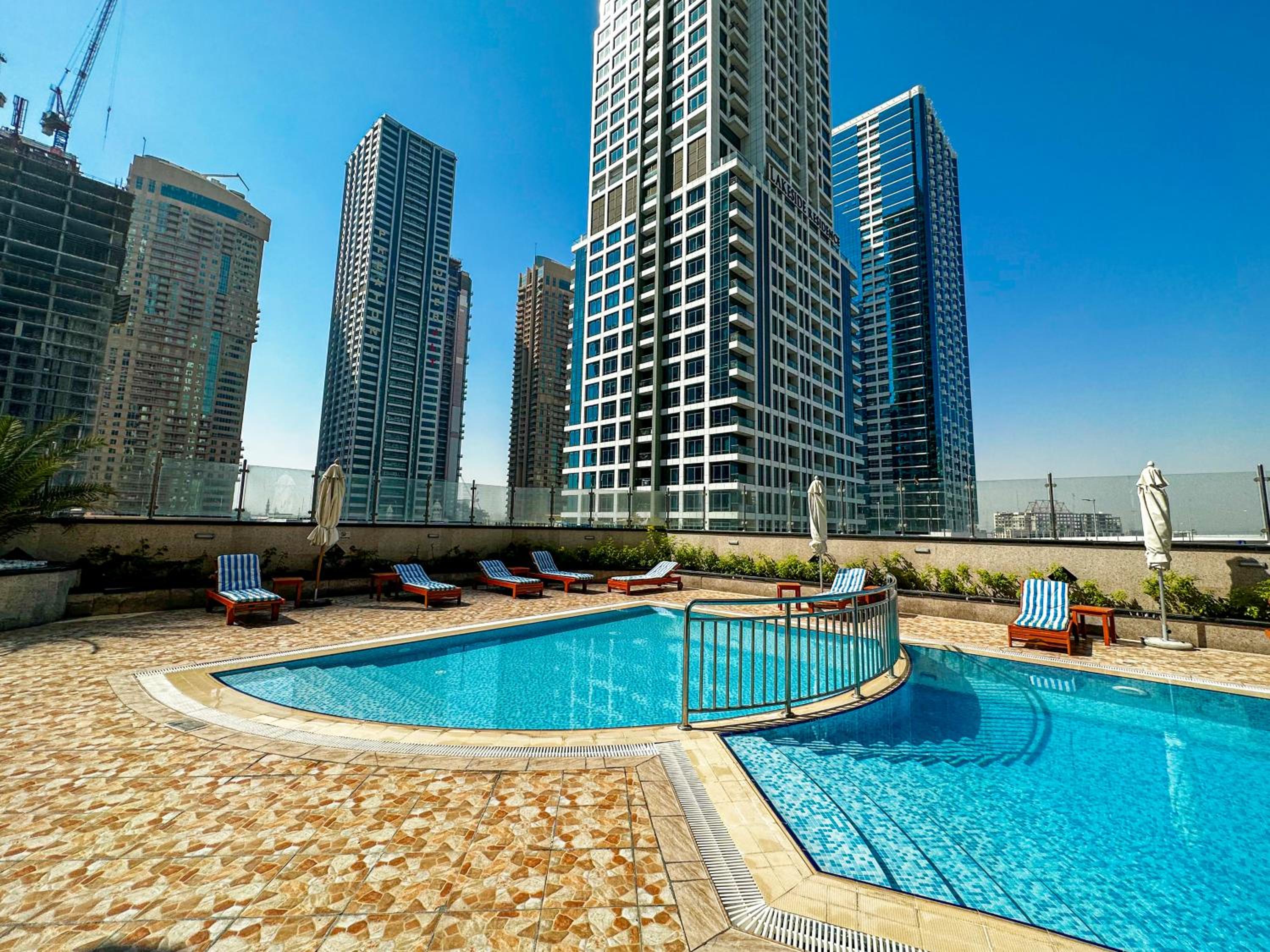 HiGuests - Superb Lake Views from this 2BR Apt in JLT