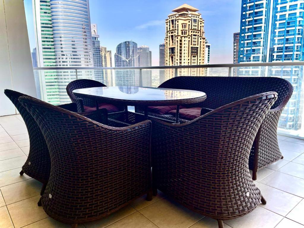 HiGuests - Superb Lake Views from this 2BR Apt in JLT