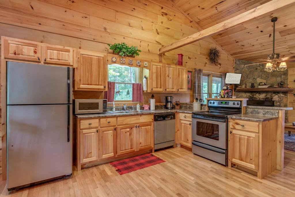 Dogwood Cabin Cozy Mountain Retreat Near Blue Ridge view 3