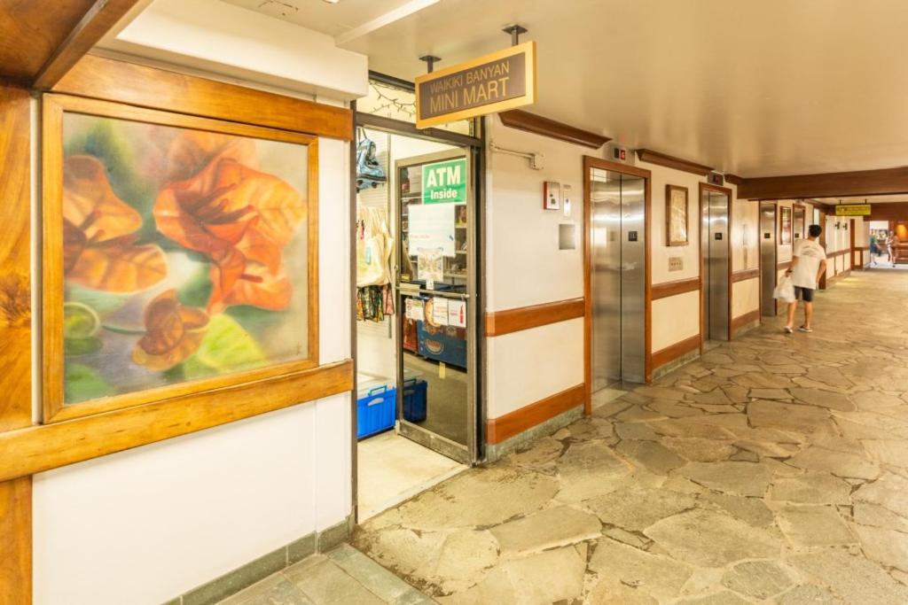 Waikiki Banyan Wocean Views Free Parking