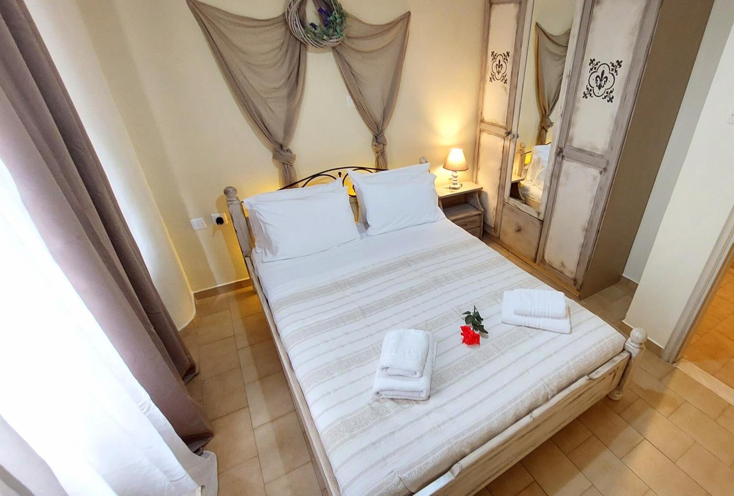 Lourantos Studios & Apartments