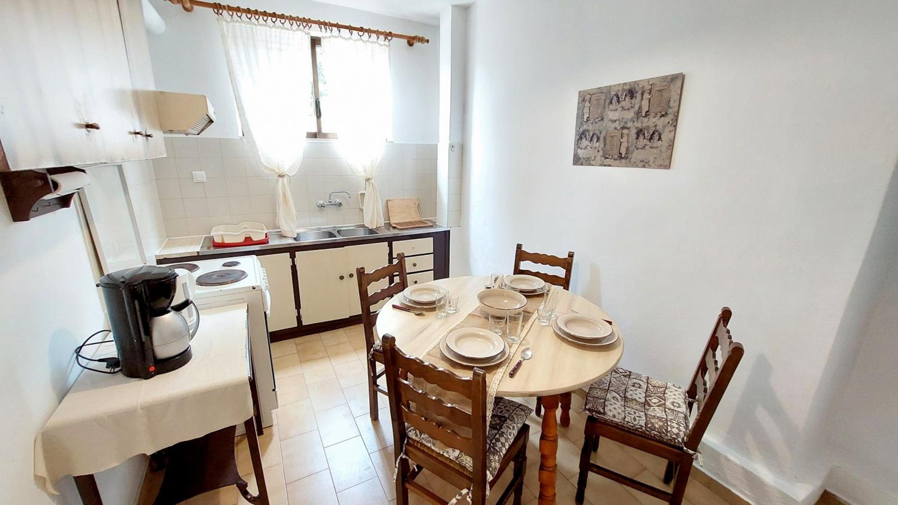 Lourantos Studios & Apartments