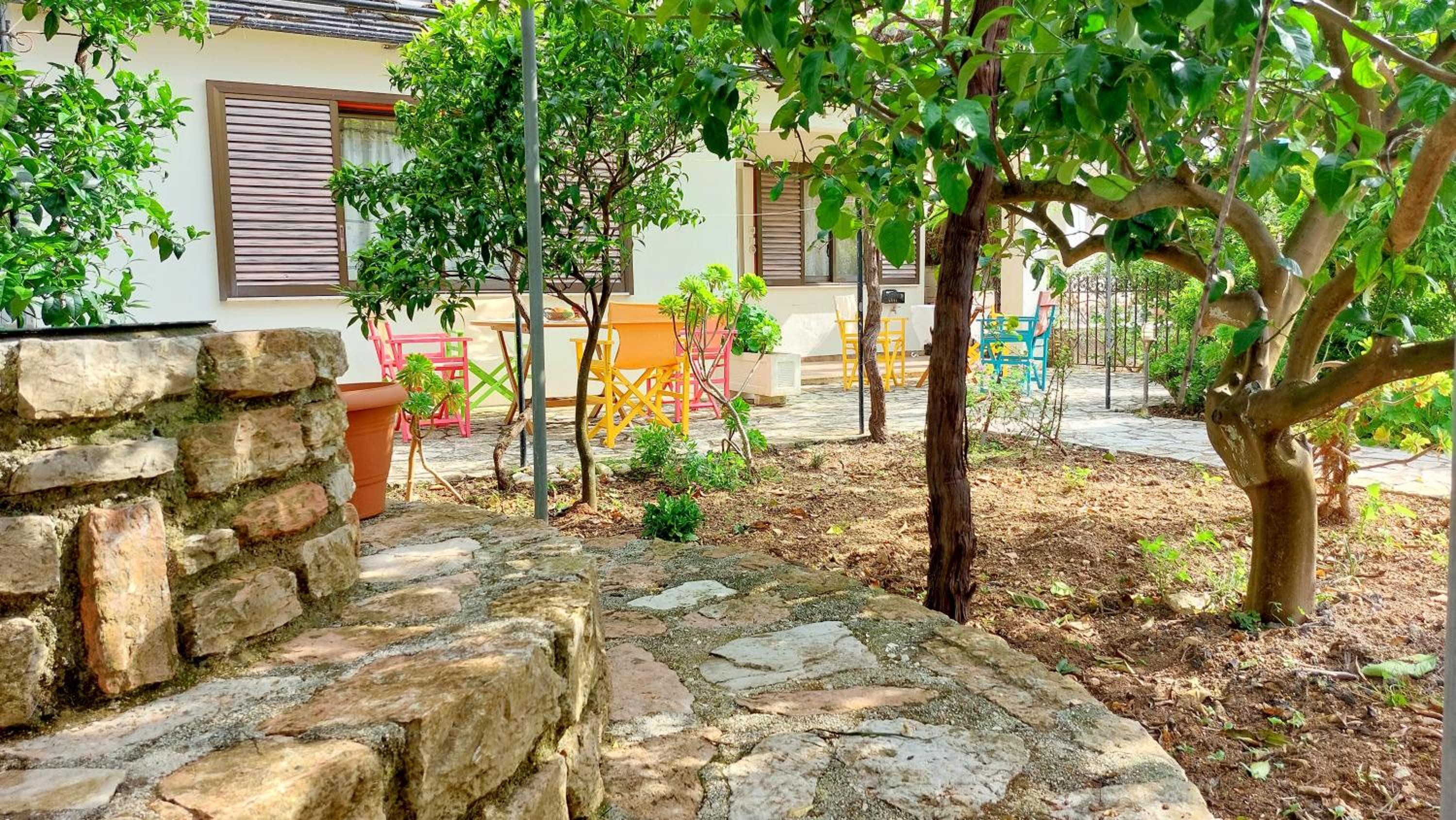 Lourantos Studios & Apartments