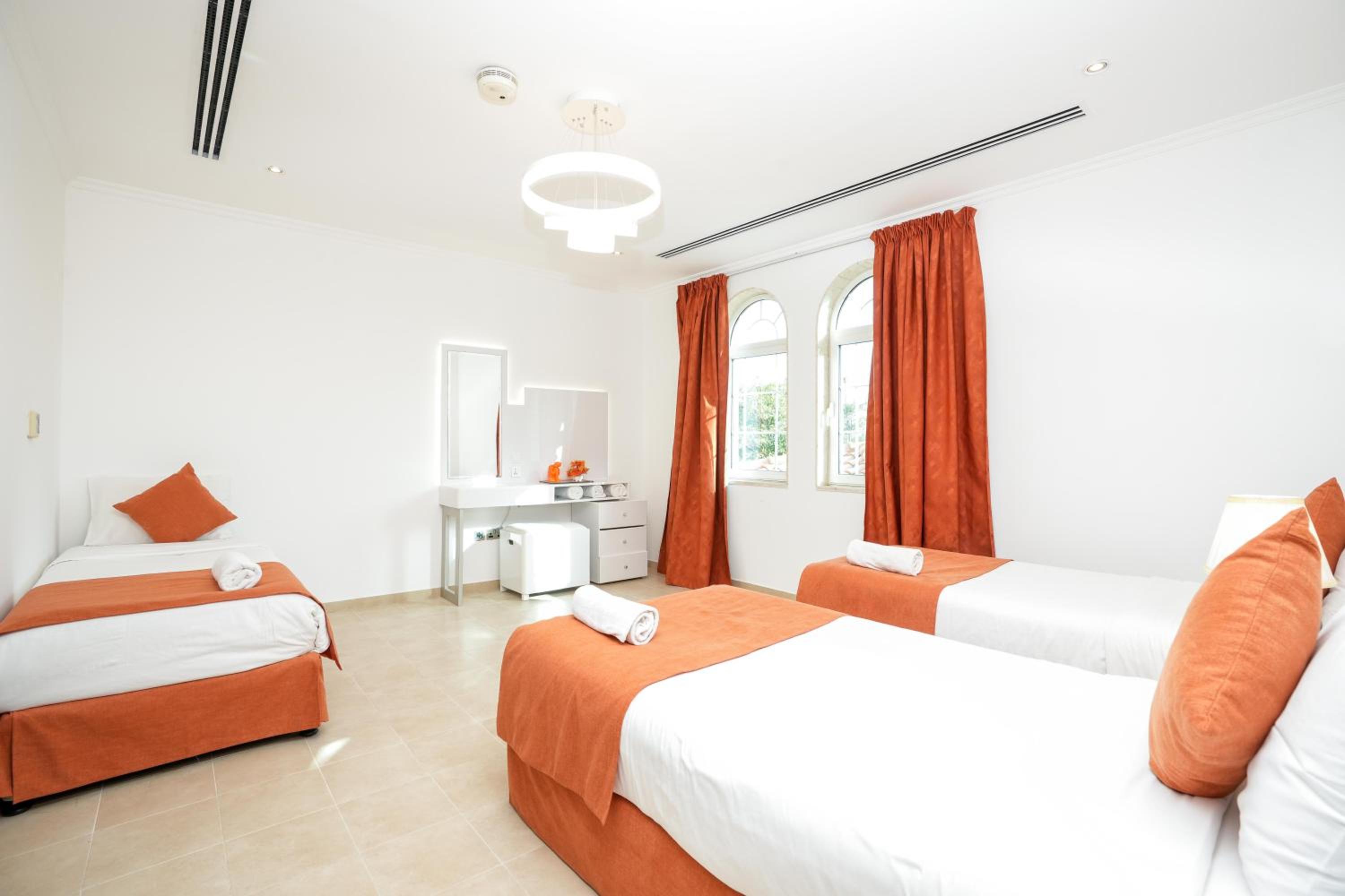 Dubai Marina Villa up 20 guest huge Private Pool