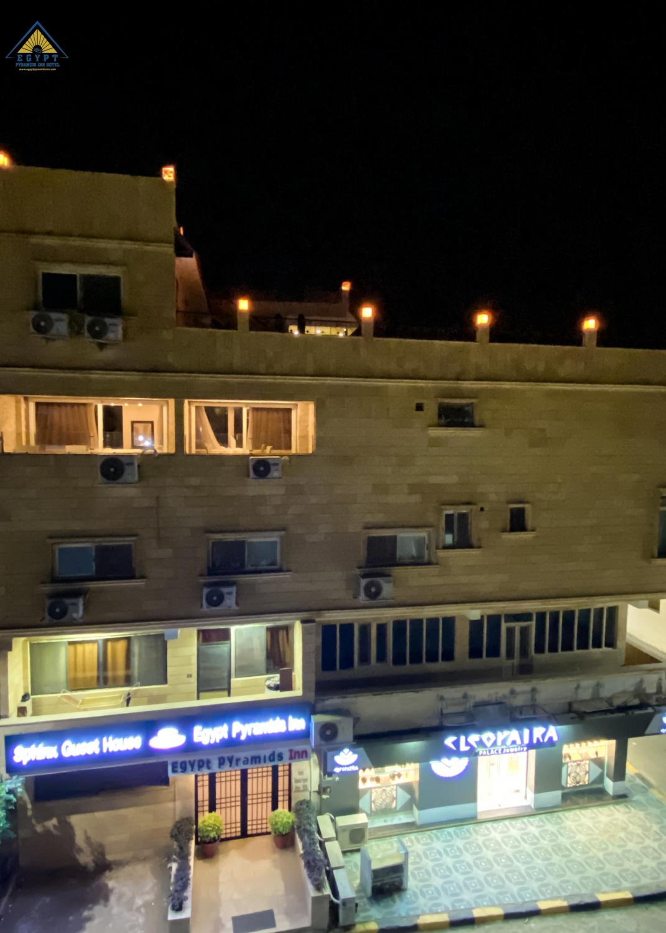 Egypt pyramids inn