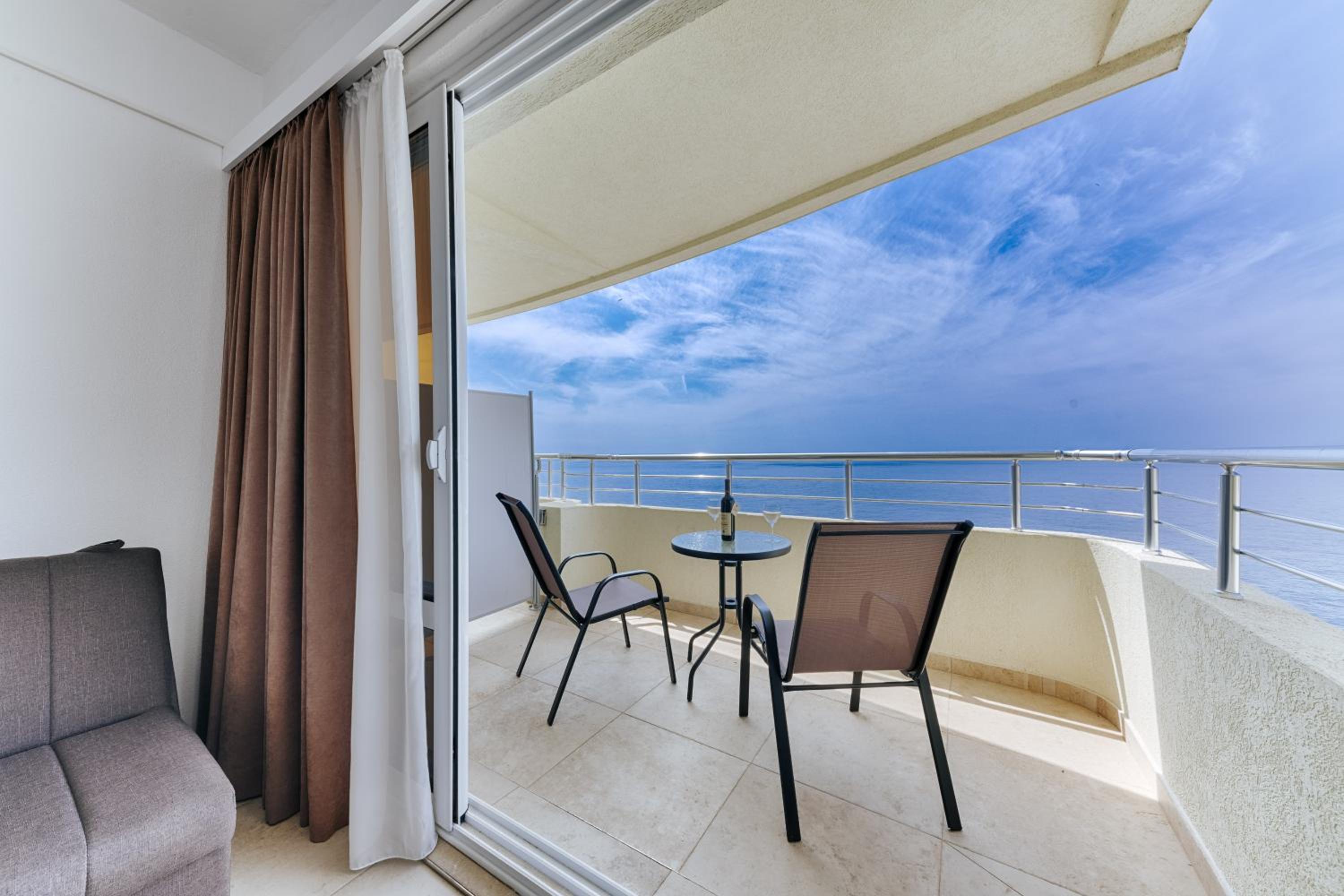 MonteCasa Seaview Rooms view 3