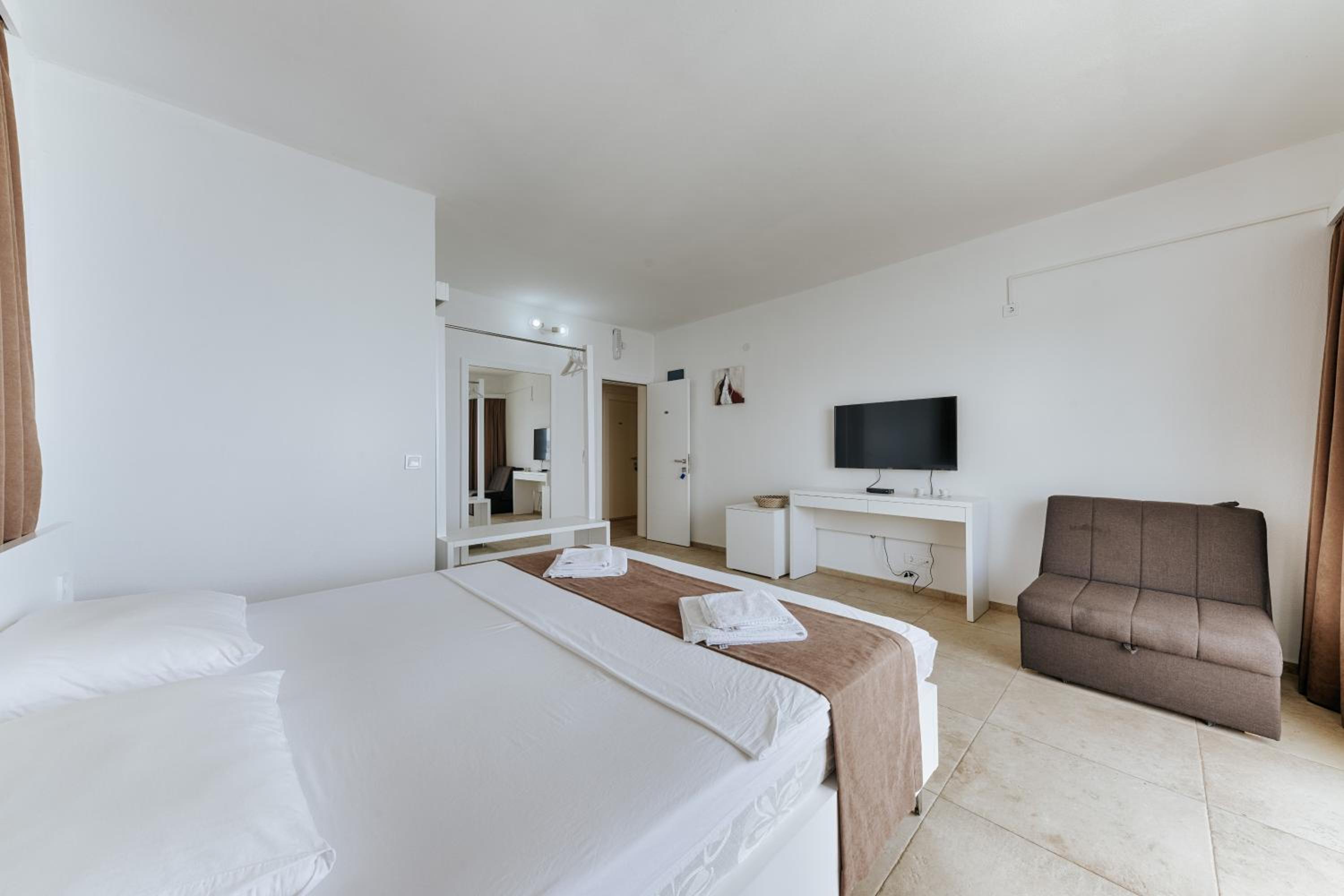 MonteCasa Seaview Rooms view 4