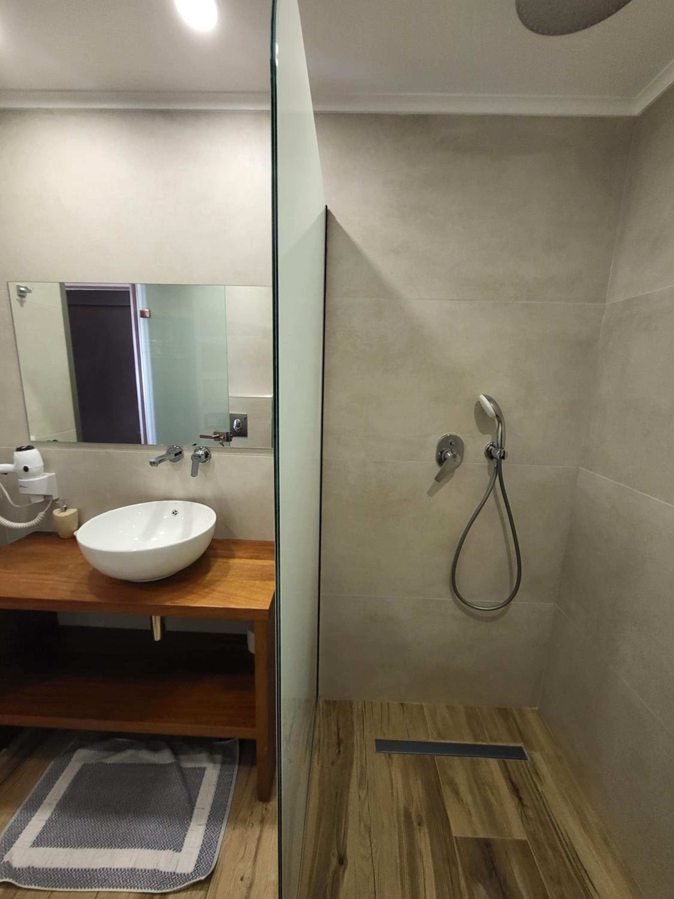 Paradise Hotel & Bar photo 5