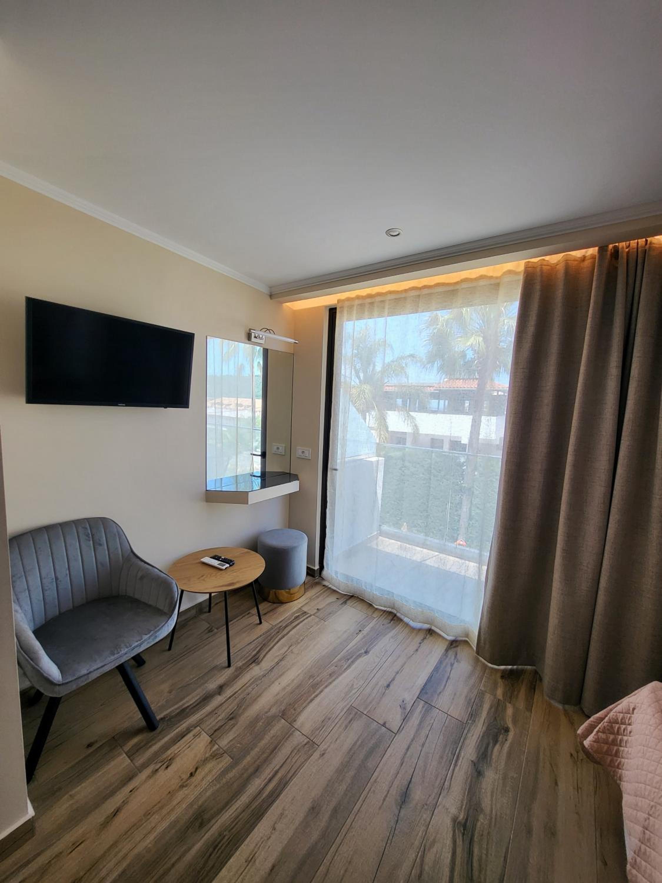 Paradise Hotel & Bar photo 4