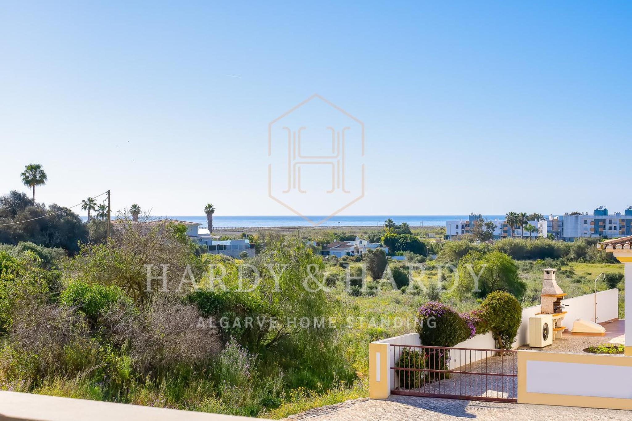 H&H - RARE Chic & Cosy Apartment with wonderful sea views, near to Meia Praia beach and Lagos center