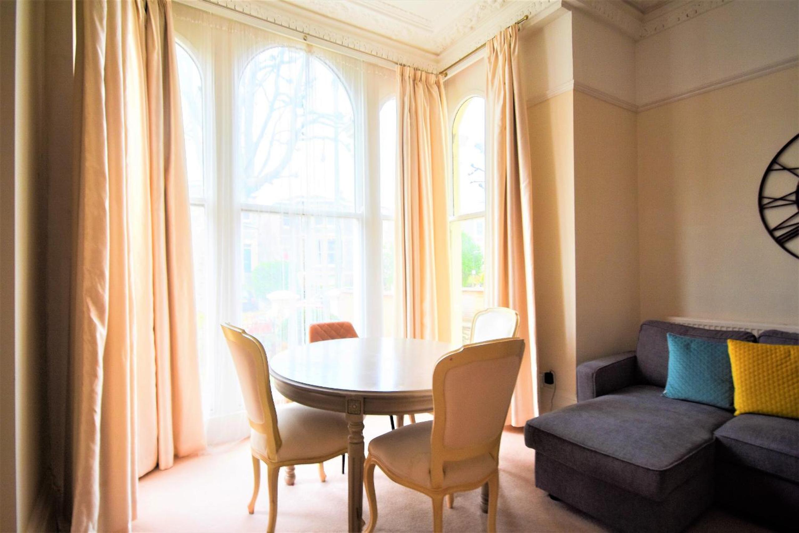 Peaceful & Pretty 2 bedroom flat near Clifton