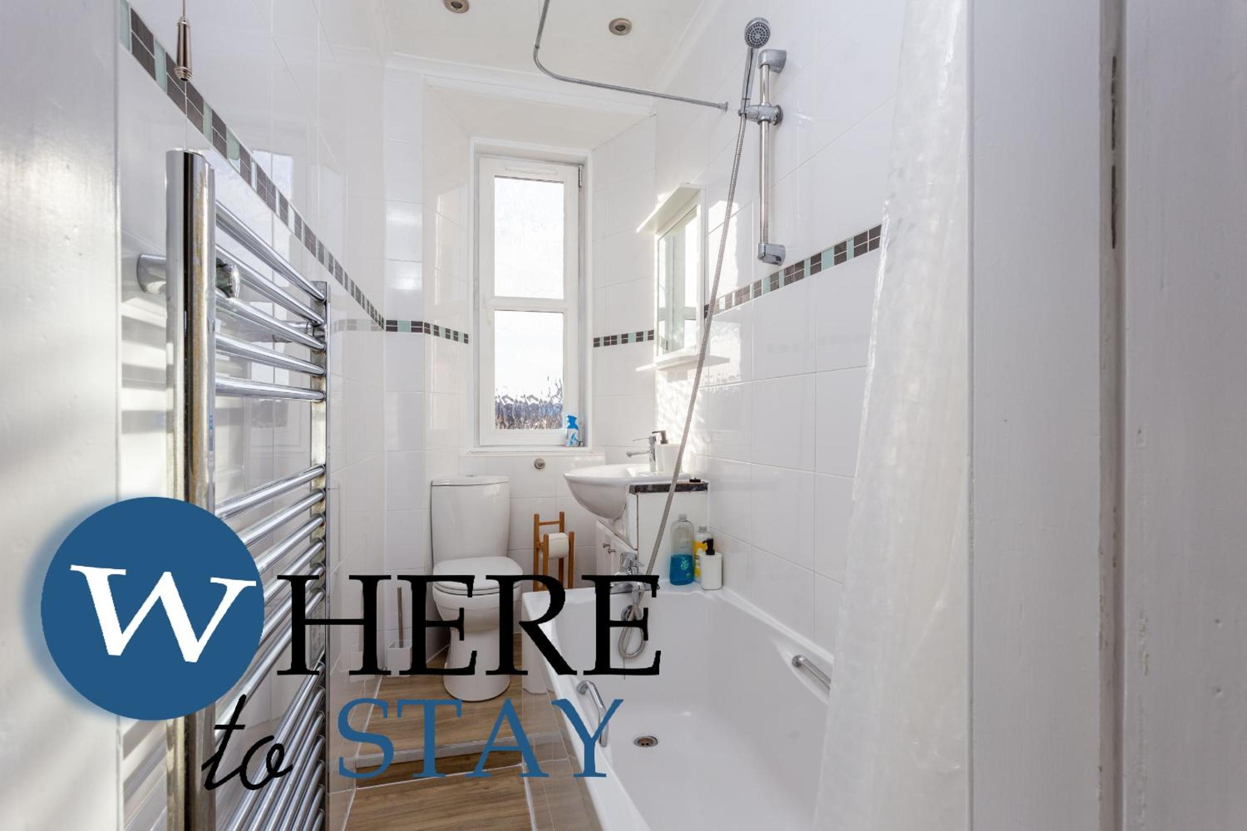 Bright 2 bed apartment by Rodney st view 4