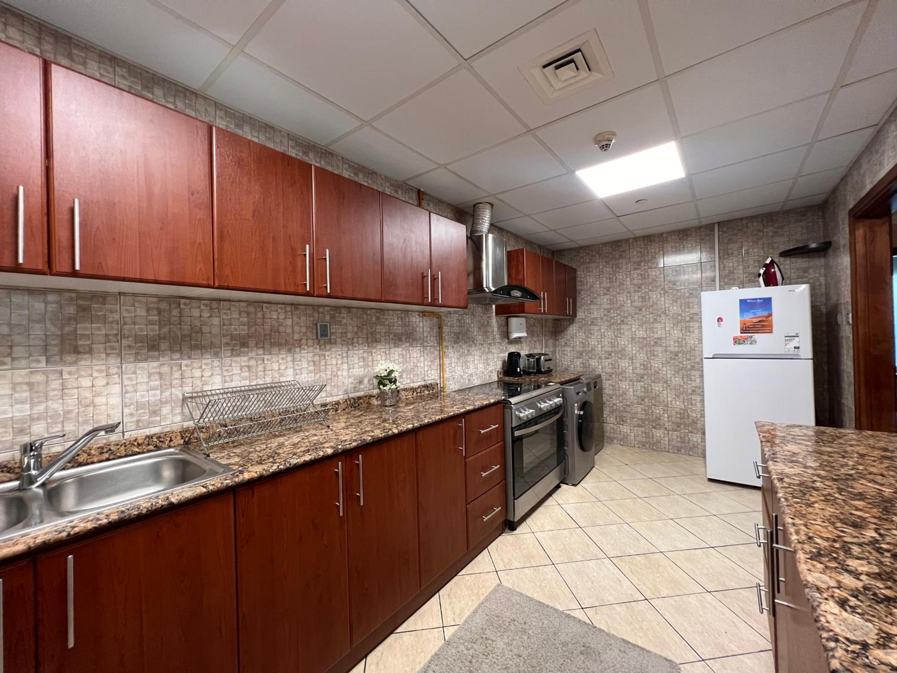 Two Continents Holiday Homes - Marina & Sea View 3 bedrooms Apartment