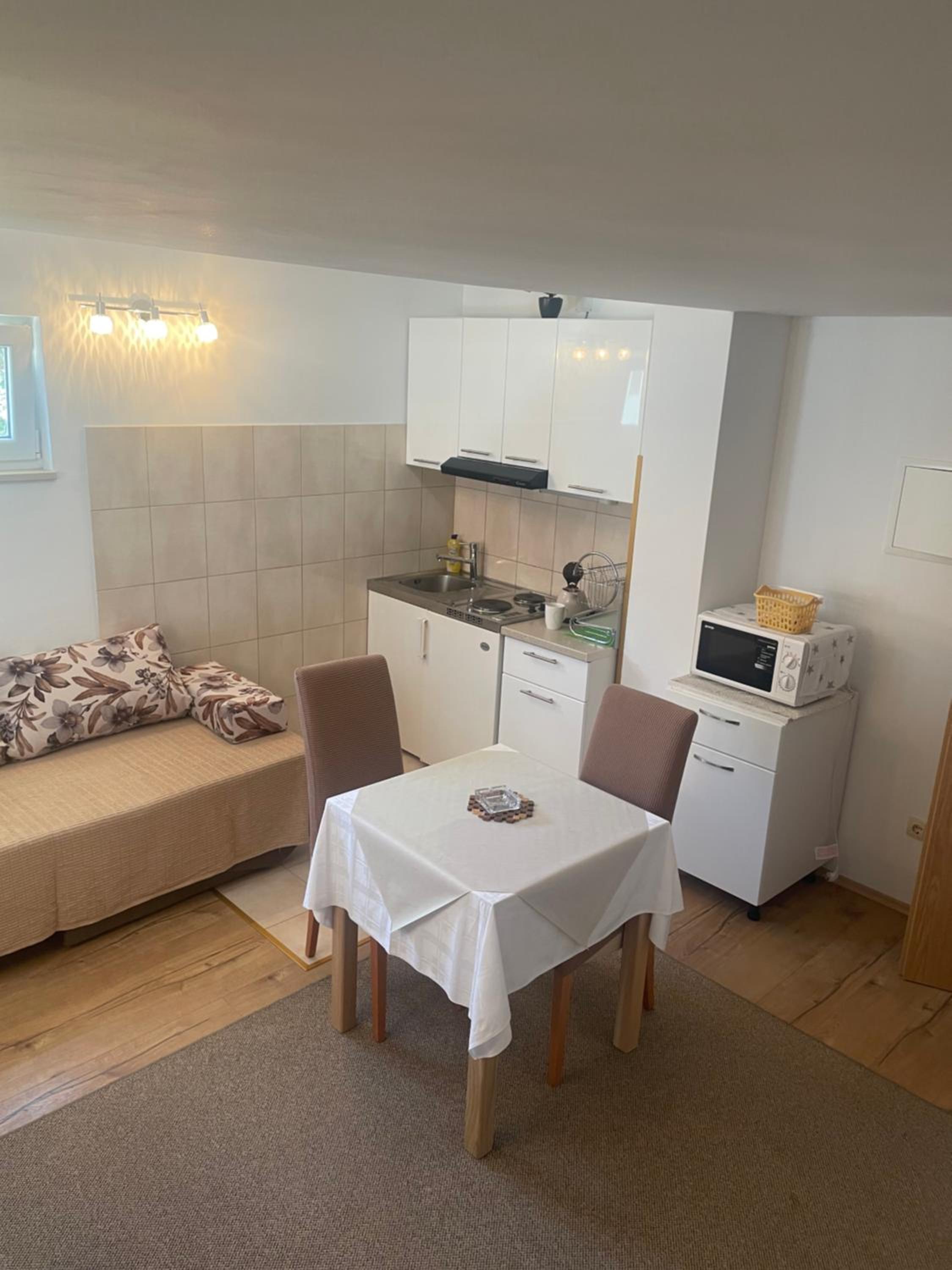 Gallery for two, near the beach and the center of Jelsa