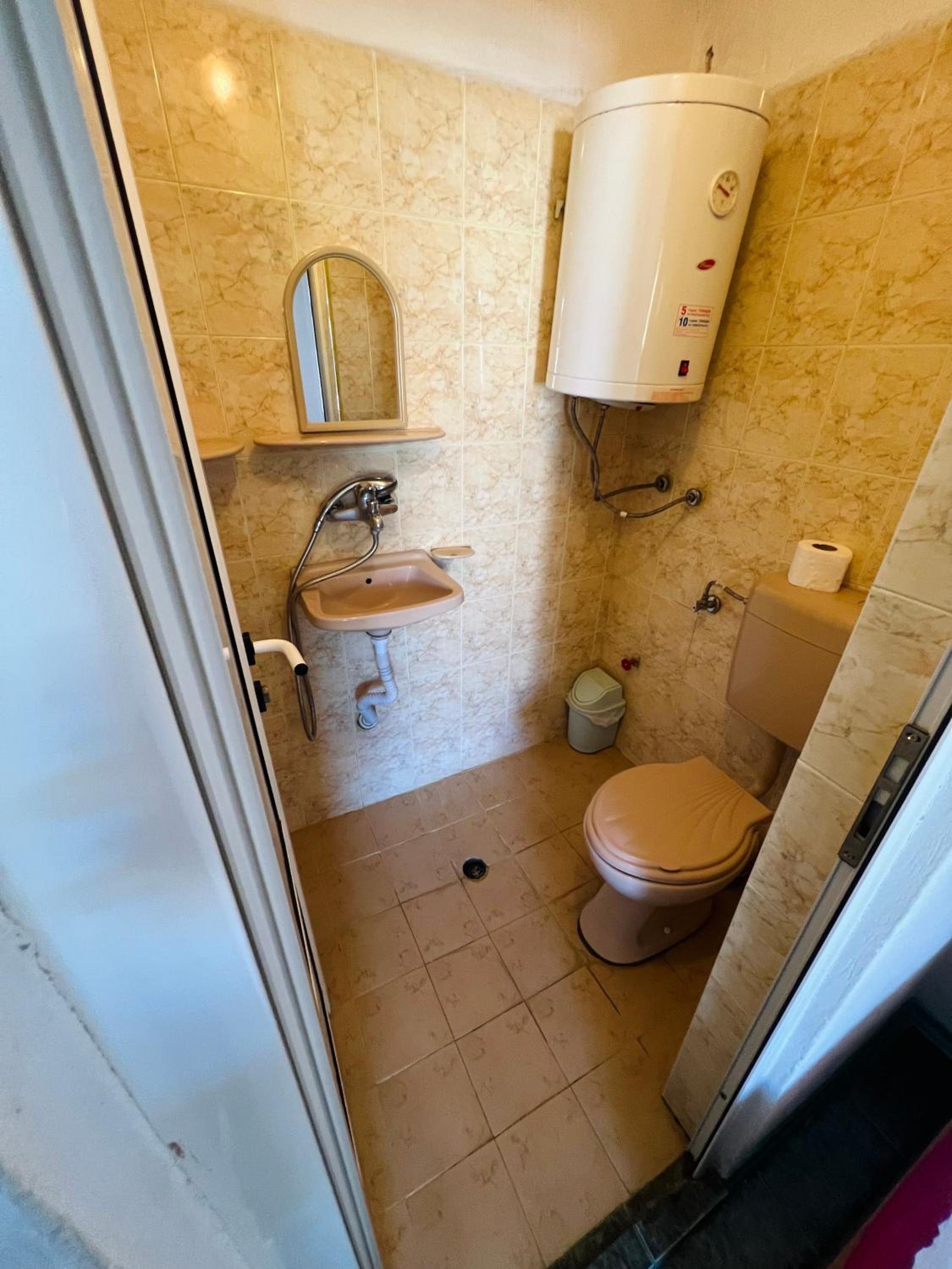 Nessebar, House with Rooms for Rent Each with Private Bathroom, Toilet, and Terrace Only 400 Meters from the Two Beaches in Nessebar
