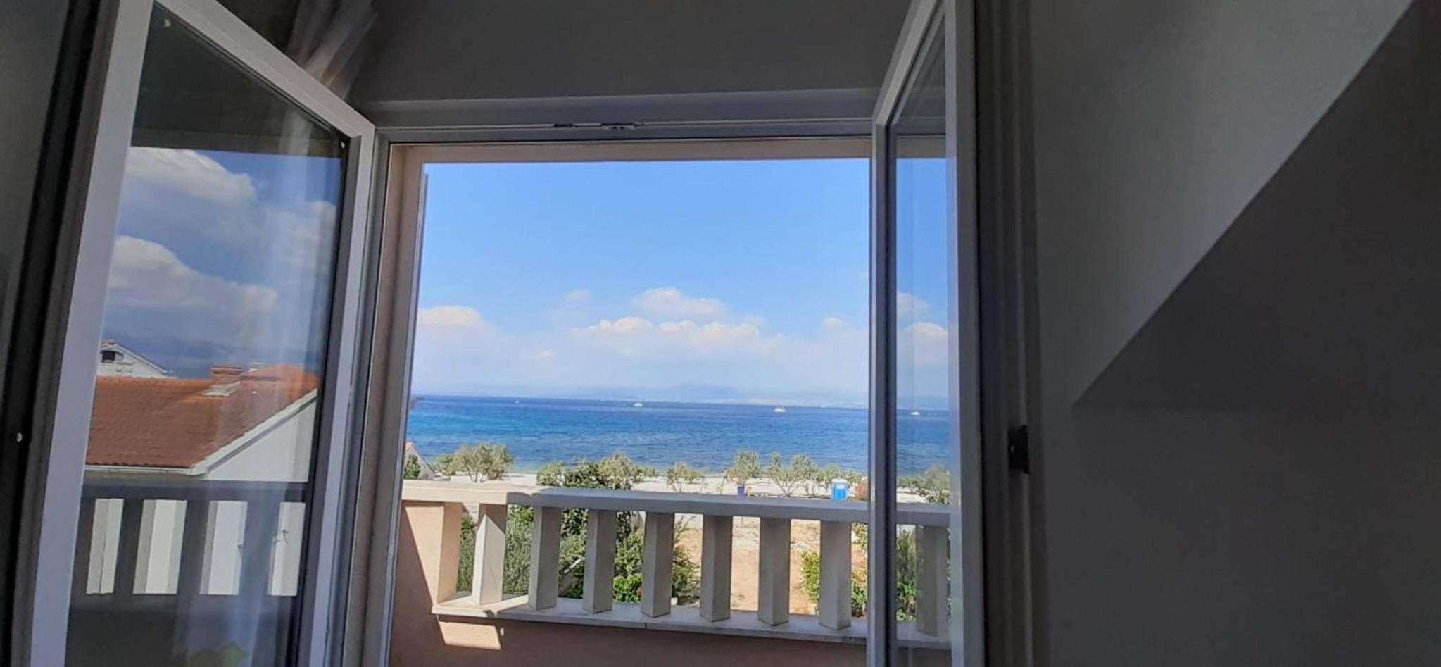 Apartments Zvonimir,place by the sea view 2