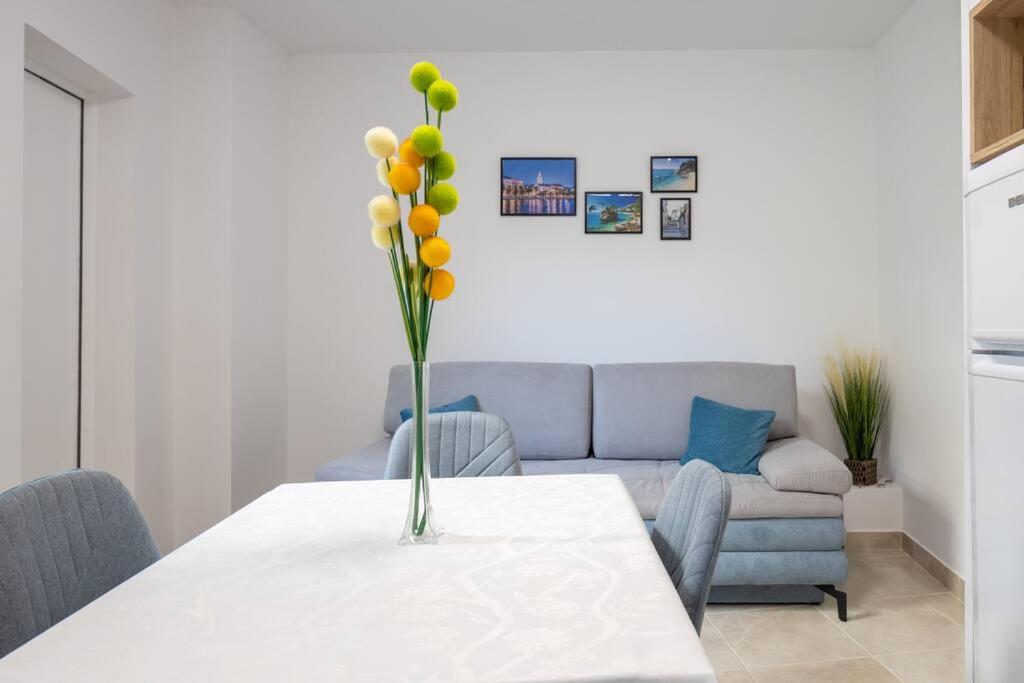 Lovely Central Apartment Ivana With Terrace photo 2