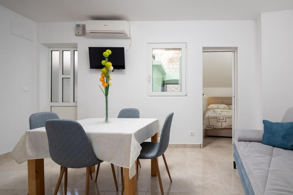 Lovely Central Apartment Ivana With Terrace photo 5