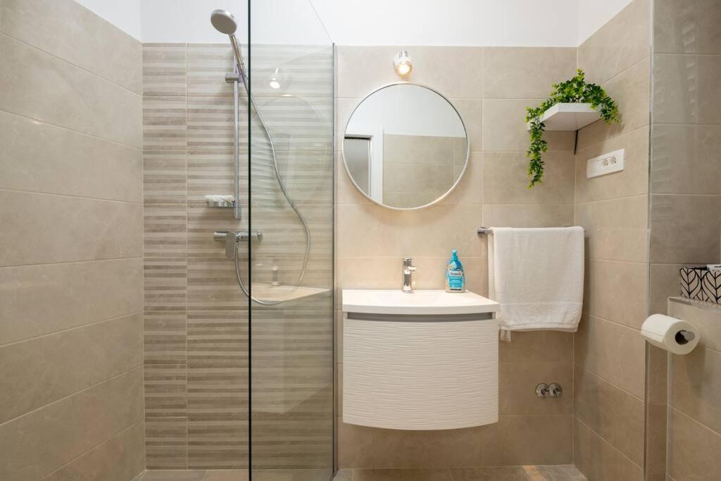 Lovely Central Apartment Ivana With Terrace