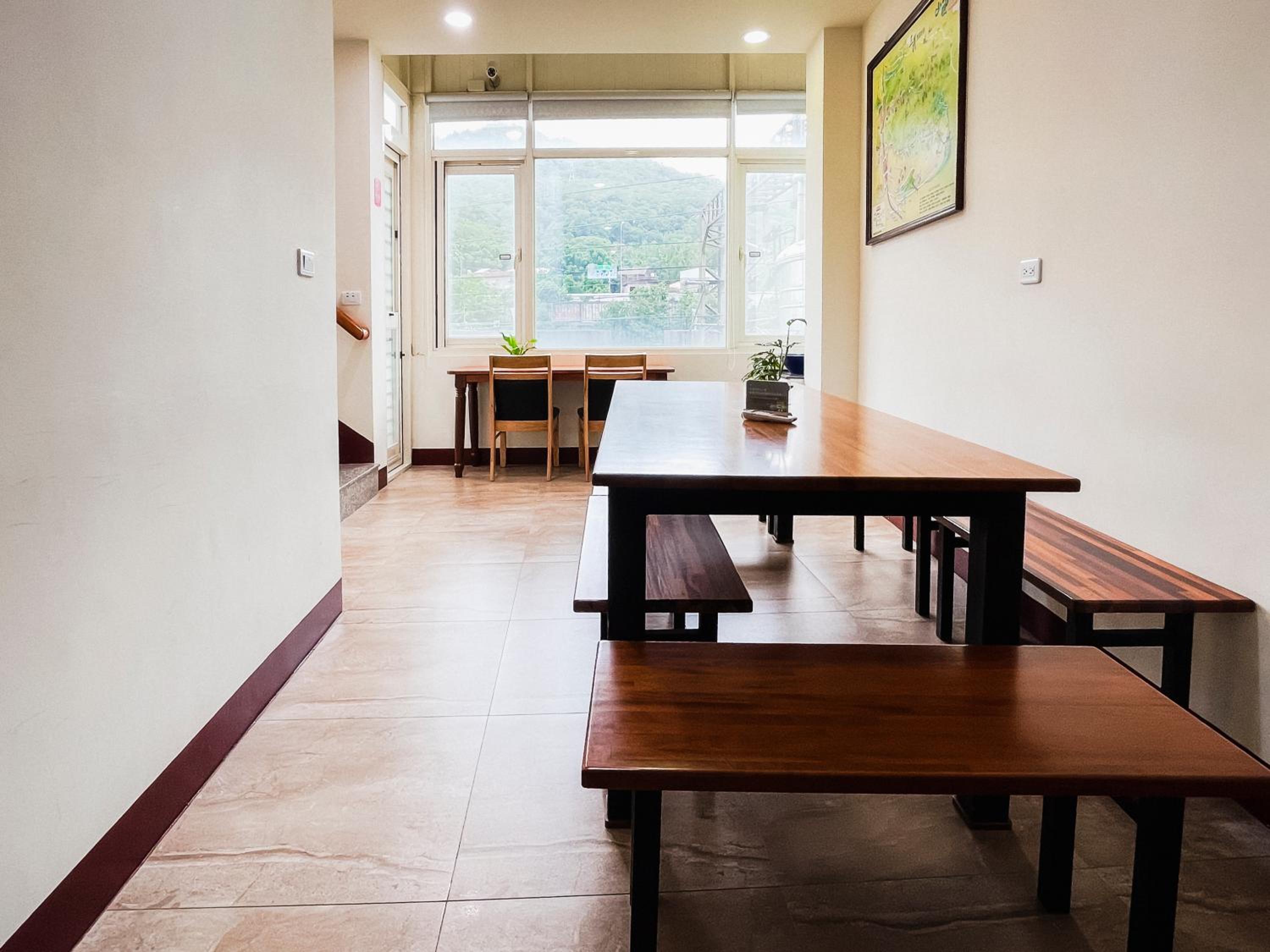 All-Inclusive Guesthouse # Mountain Breeze Listening to Trains