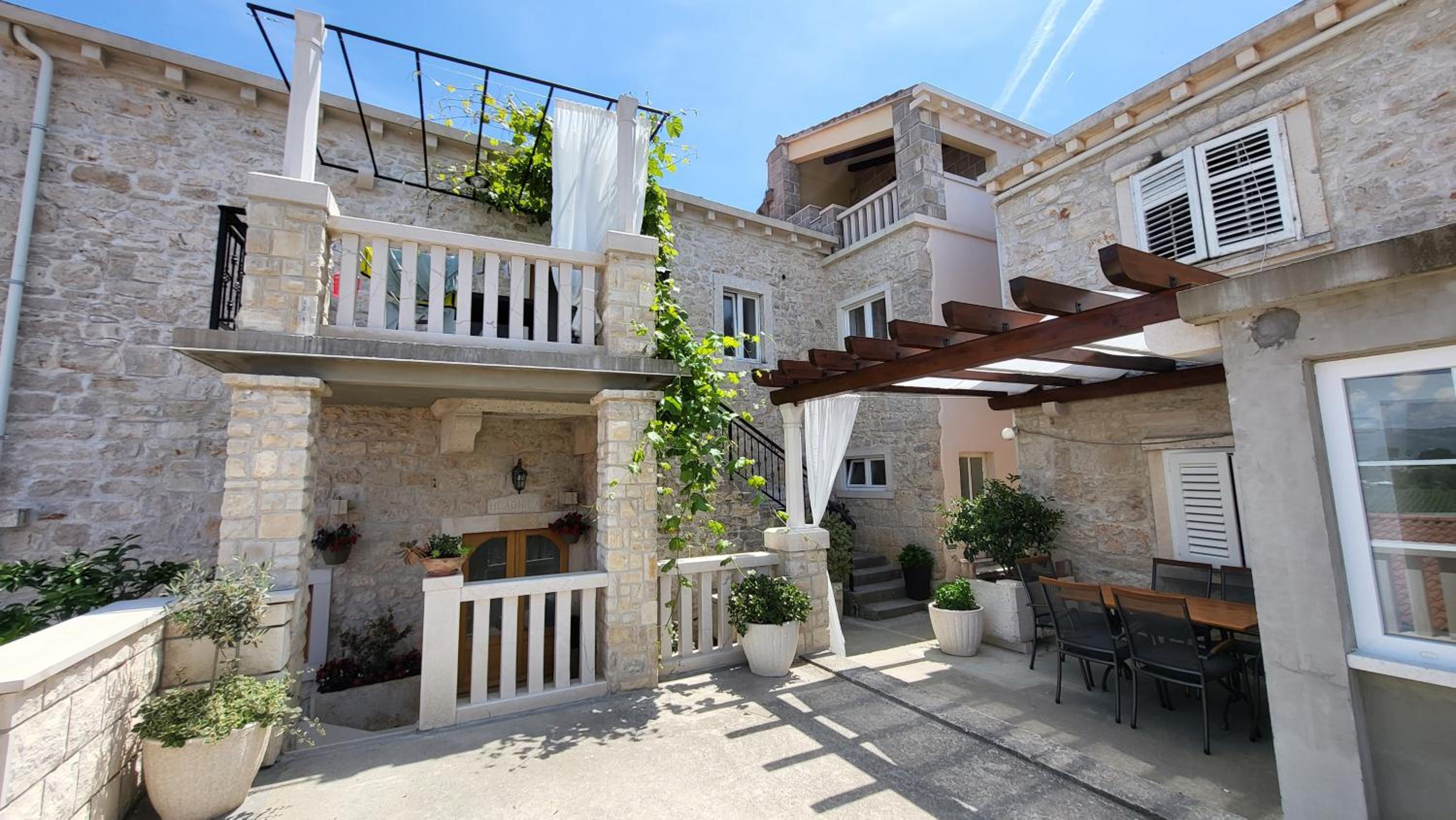 Hotel Stone House Apartments Didini Dvori Lumbarda - Image 1