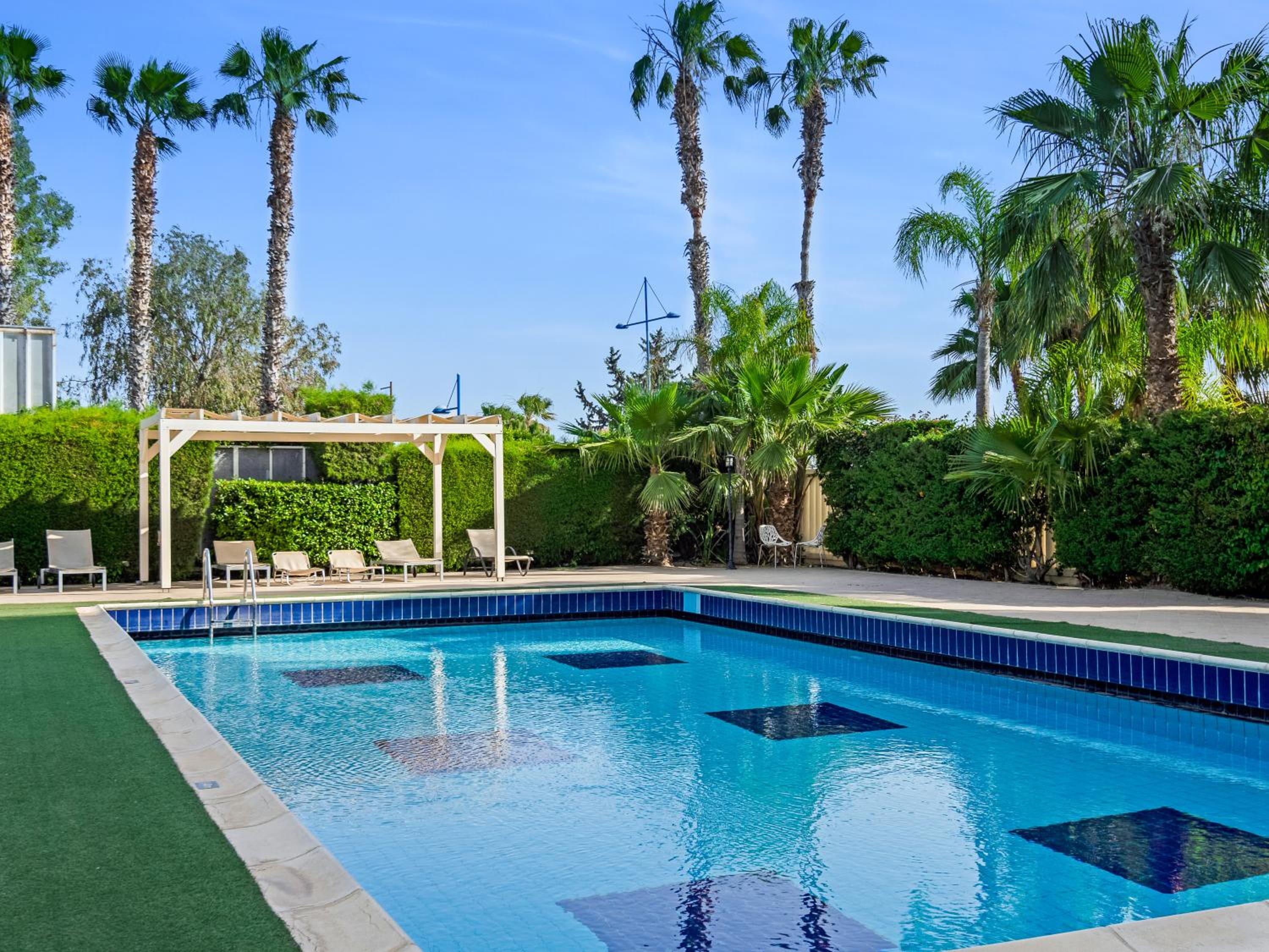 Sanders Marathon - Cute 2-Bedroom Apartment with Shared Pool